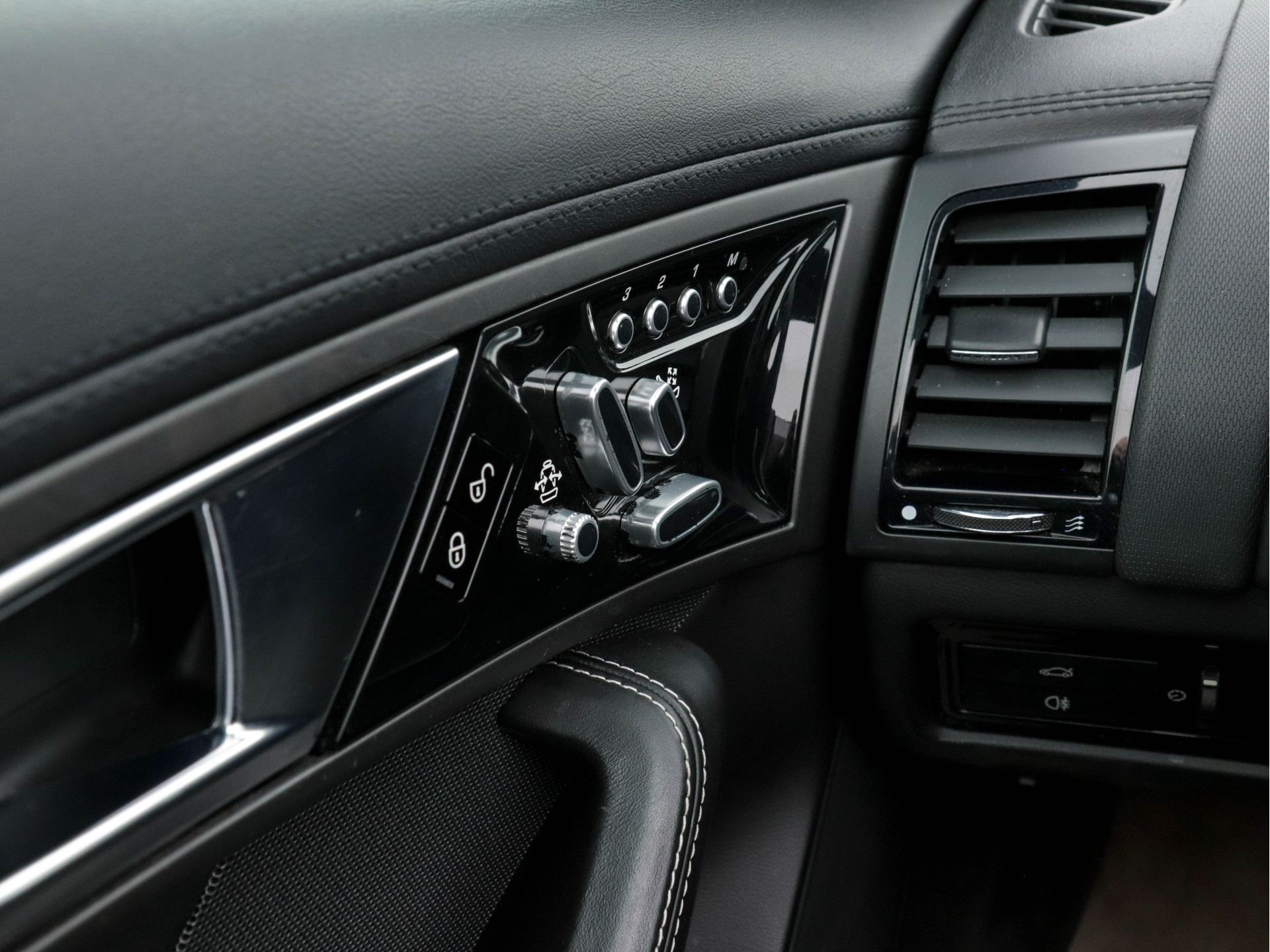 Jaguar F-TYPE 3.0 V6 Convertible Aut. *LEATHER | BI-XENON | NAVI-FULLMAP | CAMERA | MEMORY-PACK | KEYLESS | DAB | SHIFT-PADDLES | ECC | HEATED-SPORTSEATS | PDC | AIRSCARF | CRUISE | 19"ALU*