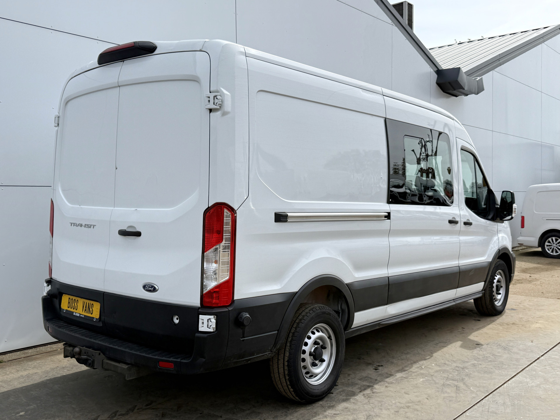 Ford Transit DC 2.0 TDCI L3H2 130PK 6-persoons Dubbele cabine L3H2 Trekhaak Parkeersensoren voor
