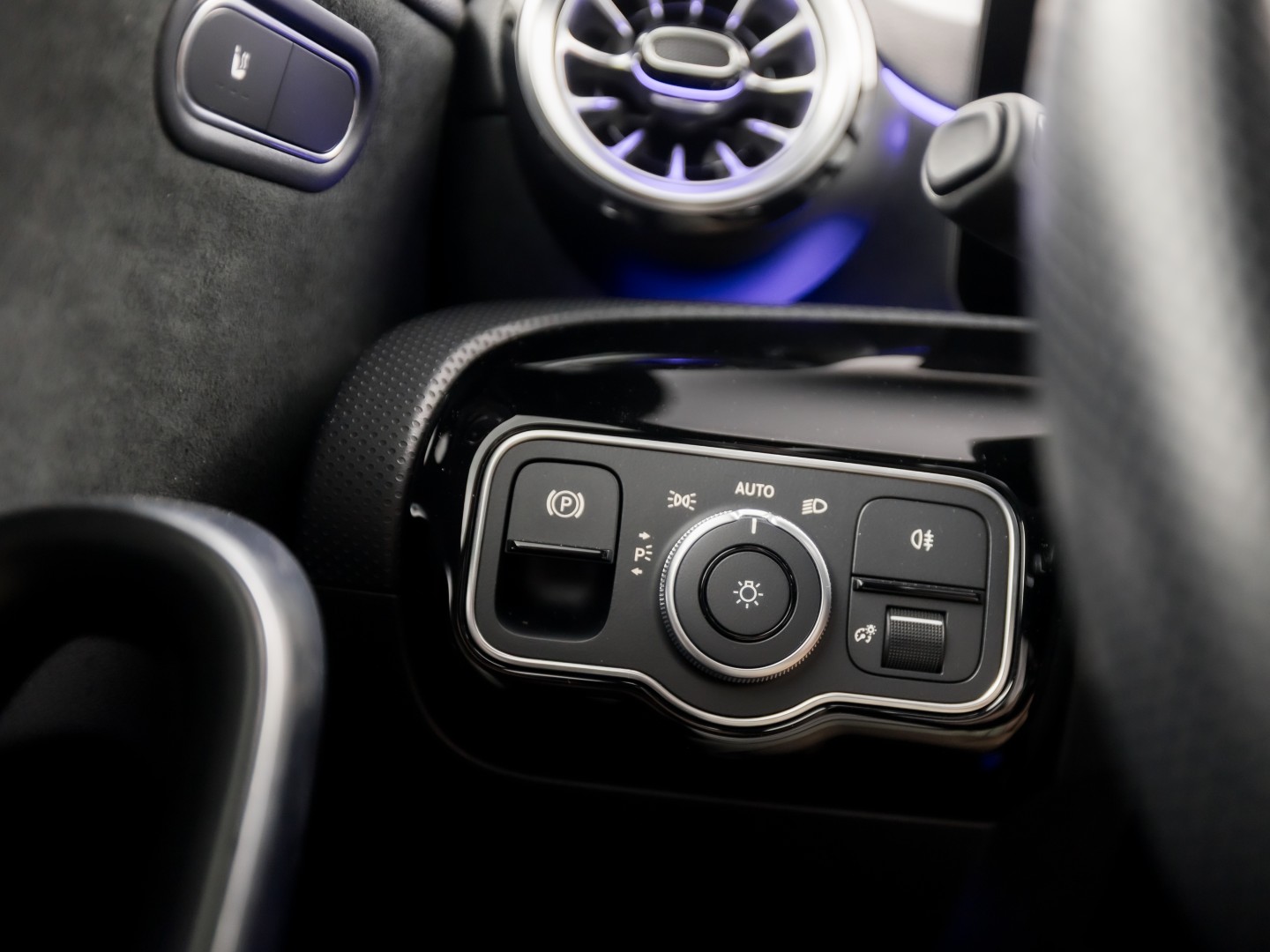 Mercedes-Benz A-Klasse 180 AMG Line Automaat (FABRIEKSGARANTIE, APPLE CARPLAY, GROOT NAVI, SFEERVERLICHTING, CAMERA, KUIPSTOELEN, STOELVERWARMING, GETINT GLAS, NIEUWSTAAT)