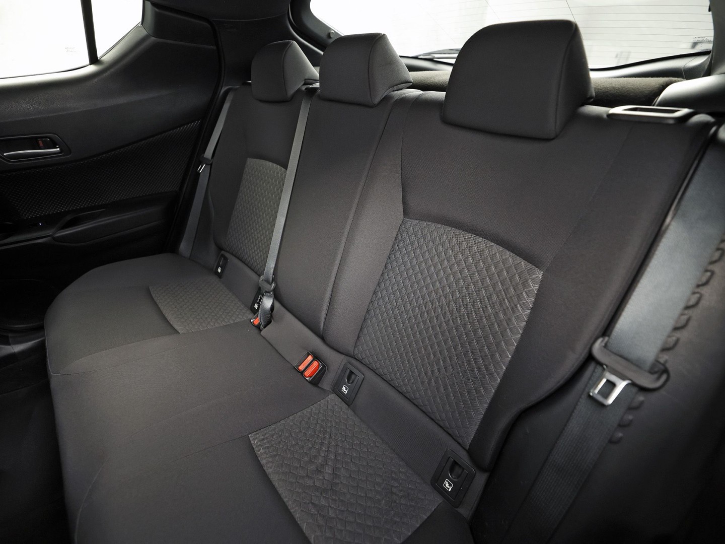 Toyota C-HR 1.8 Hybrid Sport Automaat (GROOT NAVI, CLIMATE, CAMERA, STOELVERWARMING, SPORTSTOELEN, ADAPTIVE CRUISE, GETINT GLAS, KEYLESS, NIEUWSTAAT)