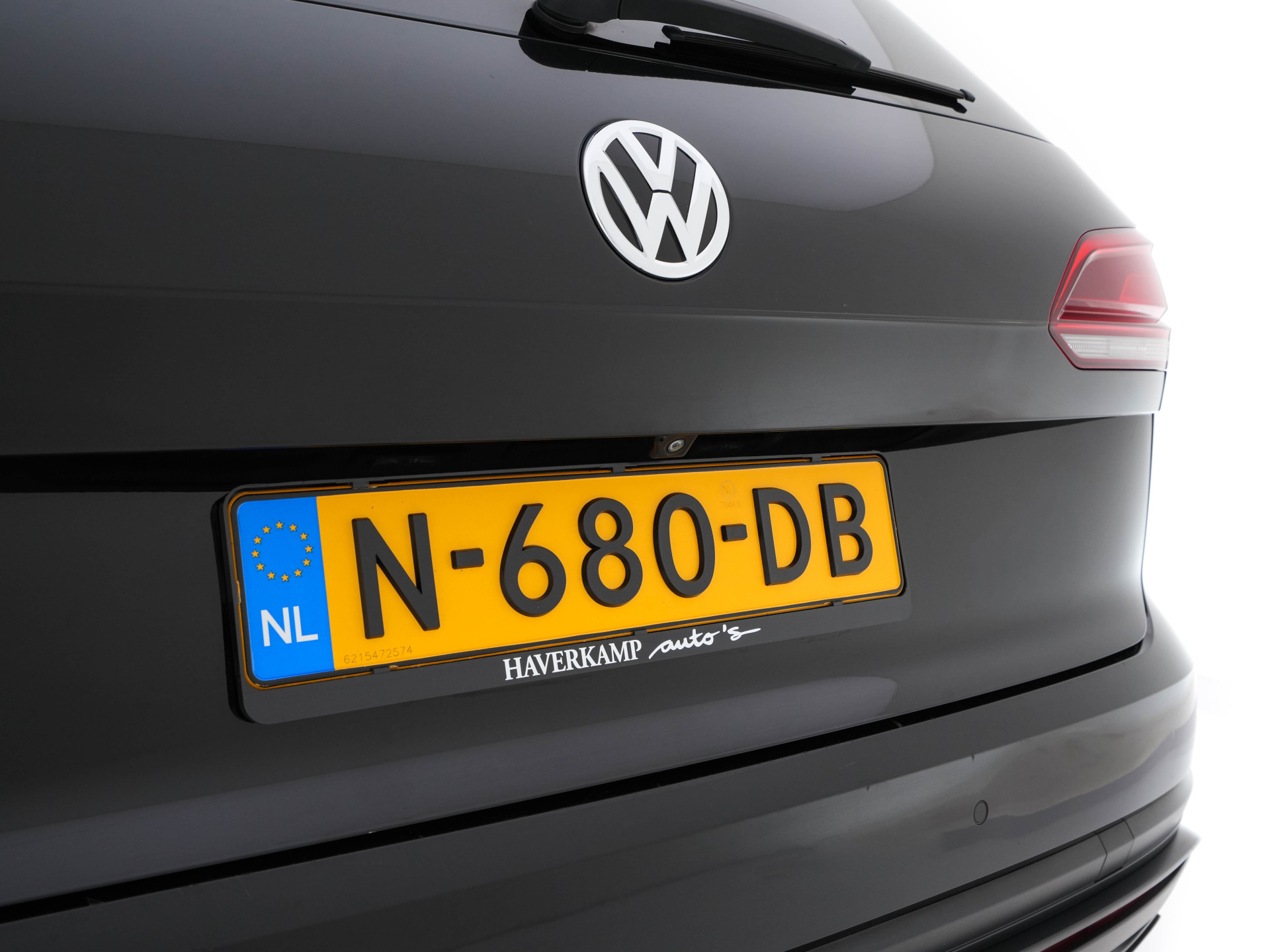 Volkswagen Touareg 3.0 TDI R-Line (INCL-BTW) Aut. *LEATHER | FULL-LED | BLIND-SPOT | HEATED-COMFORTSEATS | AIR-SUSPENSION | KEYLESS | CAMERA | NAVI-FULLMAP | PRIVACY-GLASS | ADAPTIVE-CRUISE |  SHIFT-PADDLES | TOWBAR*