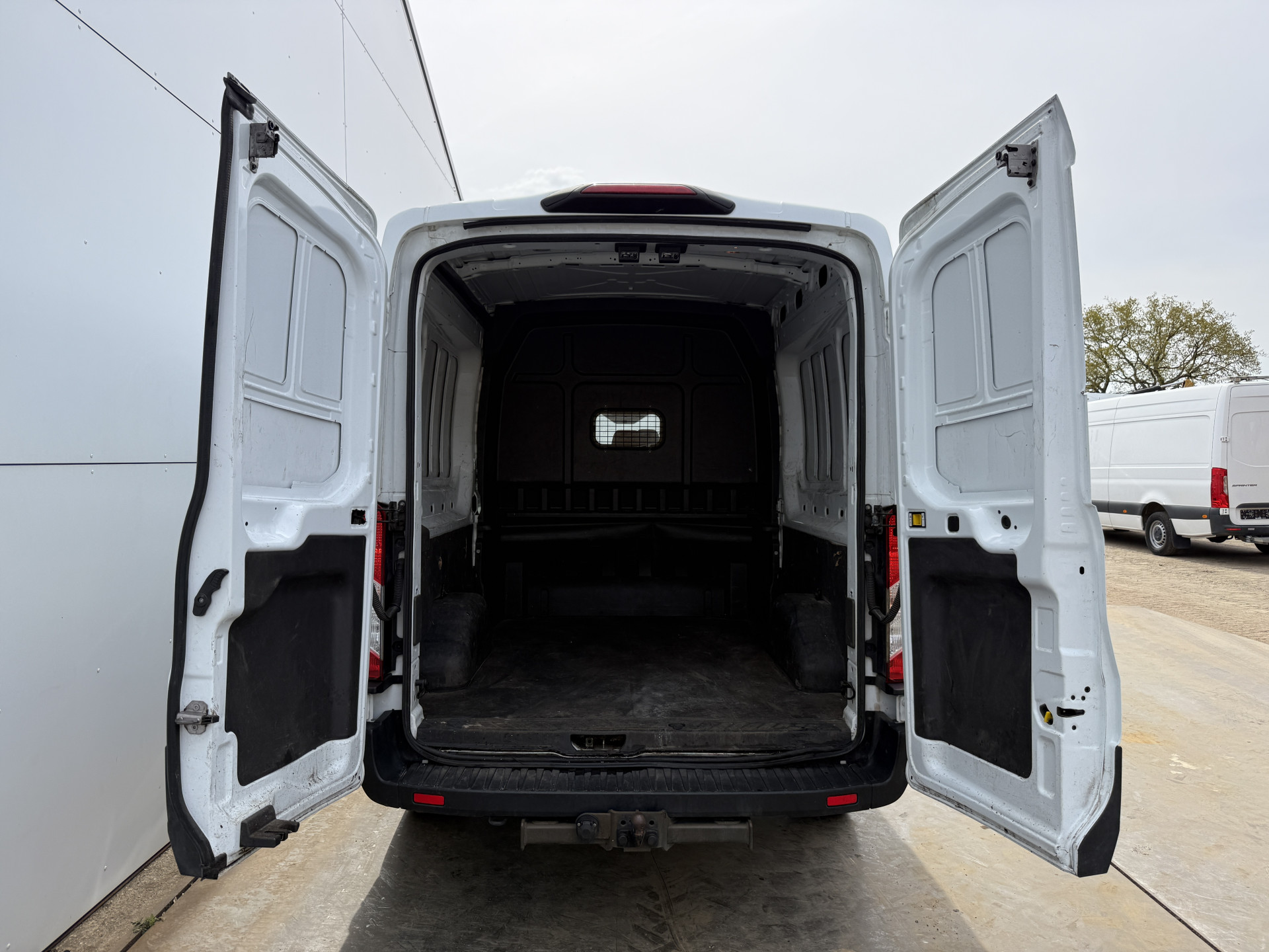 Ford Transit DC 2.0 TDCI L3H2 130PK 6-persoons Dubbele cabine L3H2 Trekhaak Parkeersensoren voor