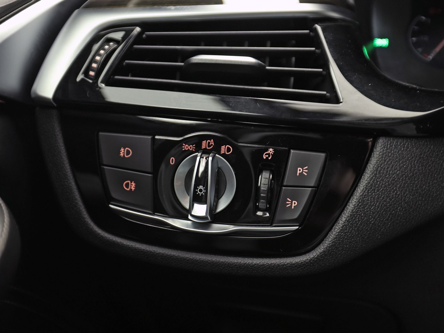 BMW 5-serie 520i M Sport High Executive 184Pk Automaat (GROOT NAVI, M PAKKET, 360 CAMERA, MEMORY SEATS, HARMAN/KARDON, STUUR/STOELVERWARMING, LUXE LEDER, HEAD-UP DISPLAY, GETINT GLAS, NIEUWSTAAT)