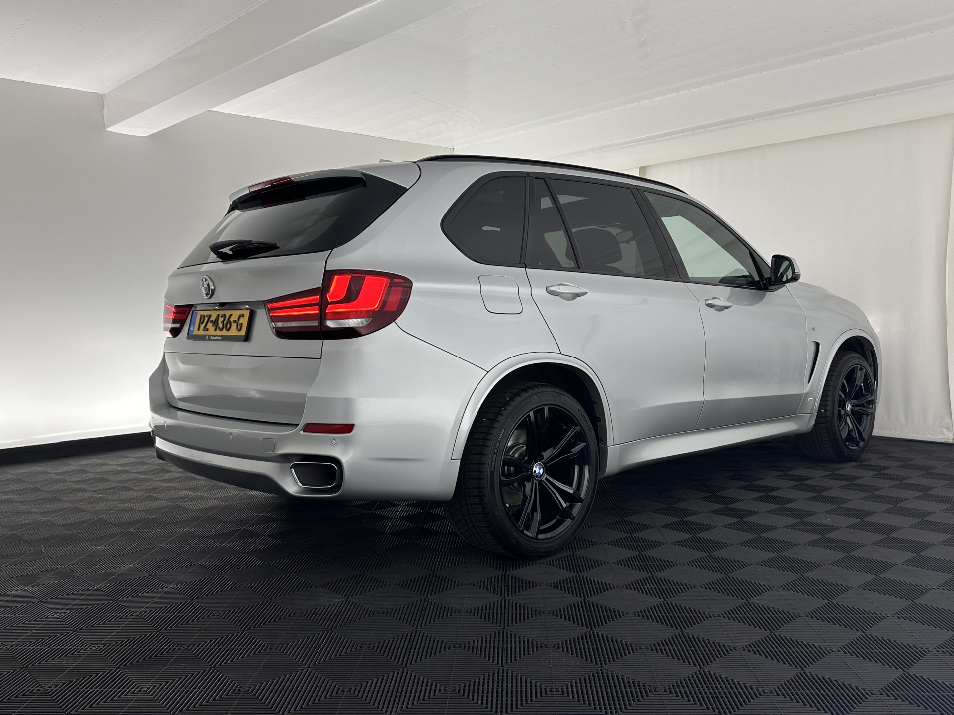 BMW X5 xDrive30d M-Sport High Executive (INCL-BTW) Aut. *PANO | FULL-LED | SOFTCLOSE | LEATHER | TOPVIEW | BLINDSPOT | HARMAN/KARDON | MEMORY-PACK | AMBIENTLIGHT | KEYLESS | DAB+ | HEATED-COMFORTSEATS | TOWBAR | 20"ALU*