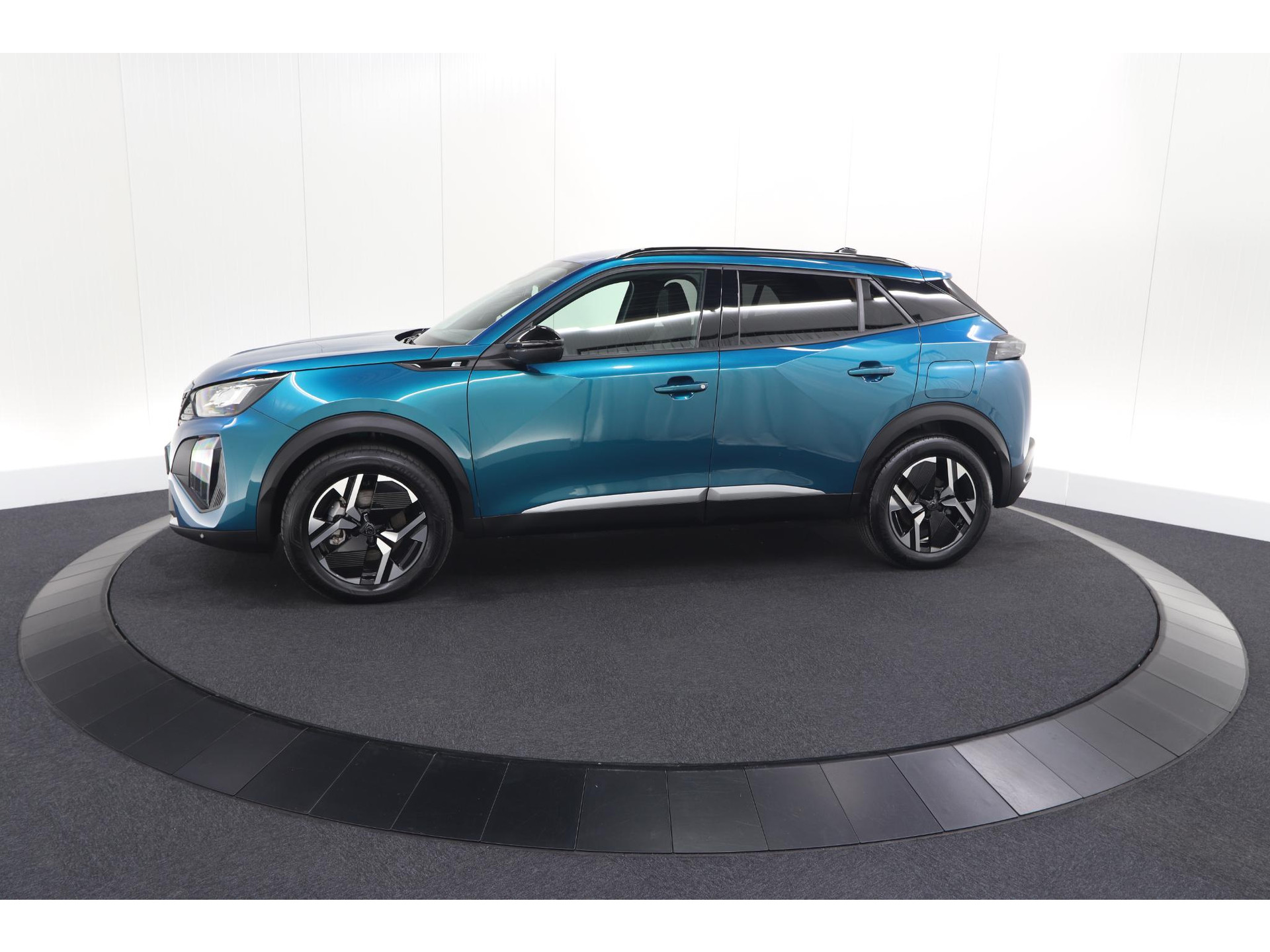 Peugeot e-2008 EV Allure Avantage 54 kWh | SOH 97,7% | 11 KW Lader | Apple Carplay | Parkeersensoren