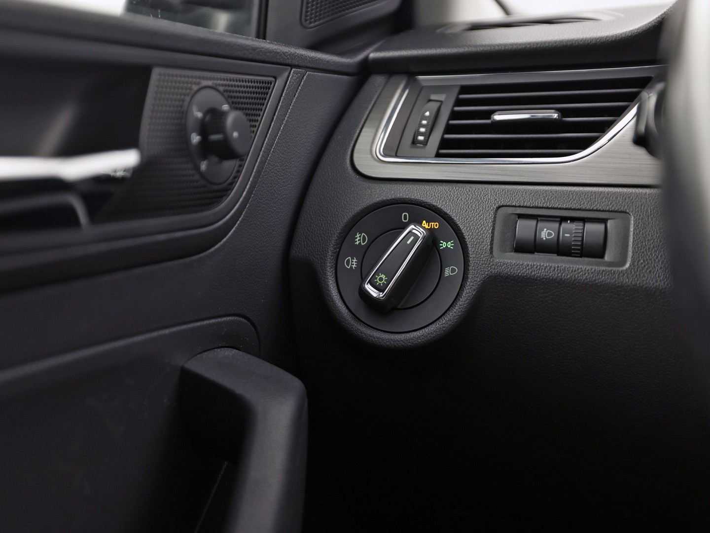 Škoda Rapid Spaceback 1.0 TSI Sport Automaat (PANORAMADAK, NAVIGATIE, CLIMATE, STOELVERWARMING, SPORTSTOELEN, GETINT GLAS, CRUISE, PARKEERSENSOREN, NIEUWSTAAT)