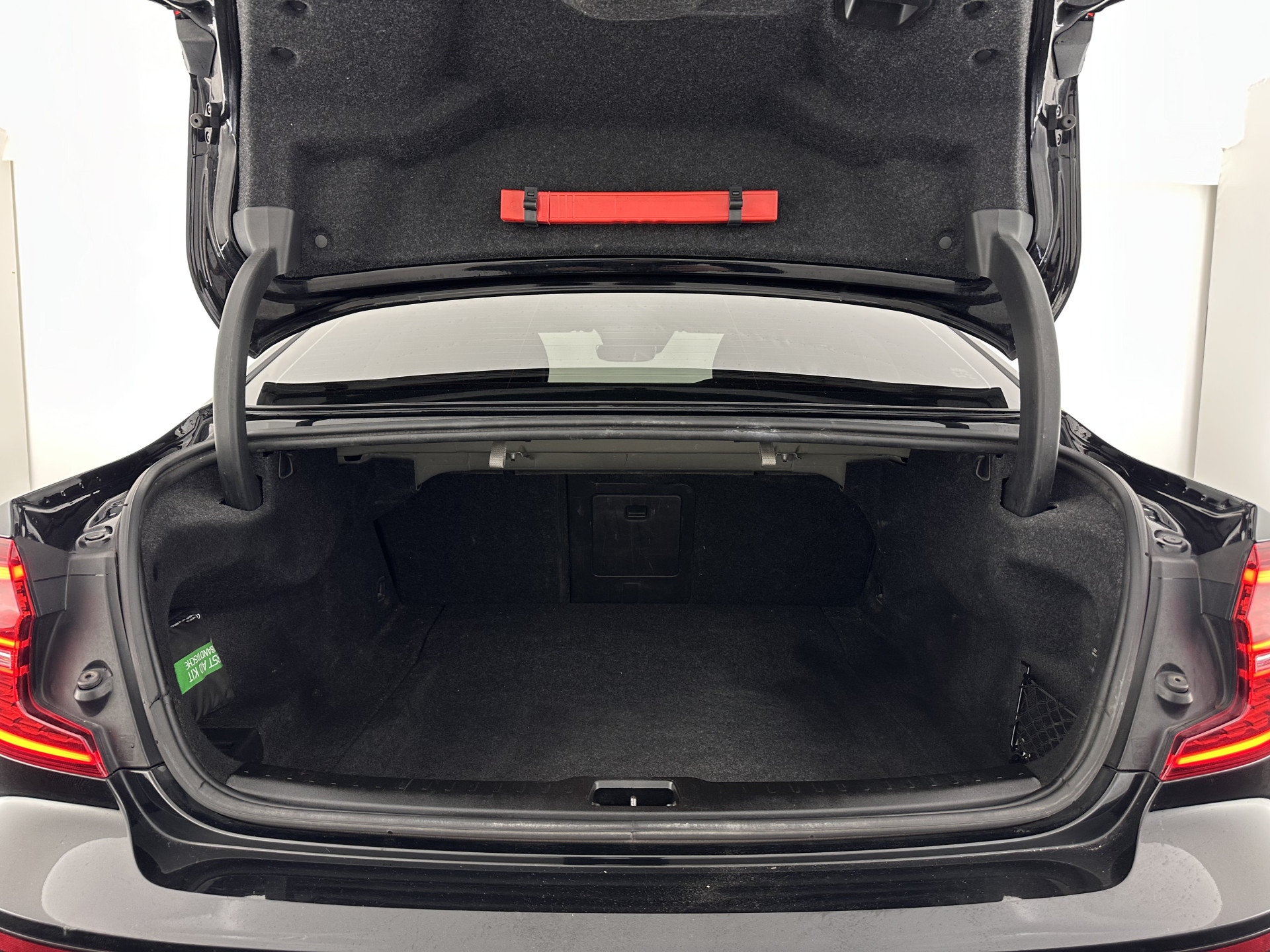 Volvo S60 2.0 B3 R-Design Black Edition (INCL-BTW) Aut. *FULL-LED | LEATHER | HEATED-R-SPORTSEATS | HARMAN/KARDON | MEMORY-PACK | CAMERA | NAVI-FULLMAP | ECC | PRIVACYGLASS | PDC | CRUISE | LANE-ASIST | DAB | DIGI-COCKPIT | TOWBAR