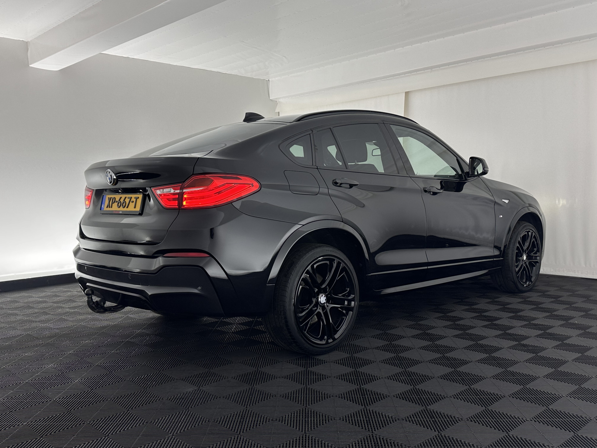 BMW X4 xDrive20d M-Sportpack High Executive Black-Edition Aut. *PANO | LEATHER | BI-XENON | ADAPTIVE-CRUISE | KEYLESS | HEATED-SPORTSEATS | NAVI-FULLMAP | CAMERA | ECC | HEAD-UP | PDC | SHIFTPADDLES | TOWBAR | PRIVACYGLASS | 20''ALU *