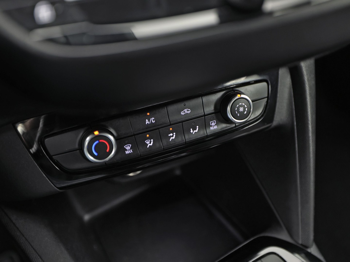 Opel Corsa 1.2 Sport Automaat (APPLE CARPLAY, GROOT NAVI, PARKEERSENSOREN, LEDER STUURWIEL, SPORTSTOELEN, LED KOPLAMPEN, LM VELGEN, CRUISE, NIEUWSTAAT)
