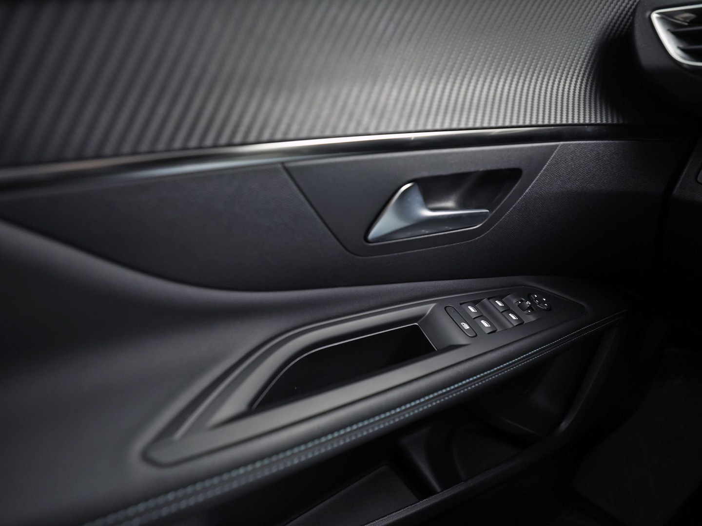 Peugeot 3008 1.6 HYbrid 225 Allure Sport 225Pk Automaat (APPLE CARPLAY, GROOT NAVI, 360 CAMERA, GETINT GLAS, SPORTSTOELEN, LEDER, ZWART HEMEL, LANE ASSIST, NIEUWSTAAT)