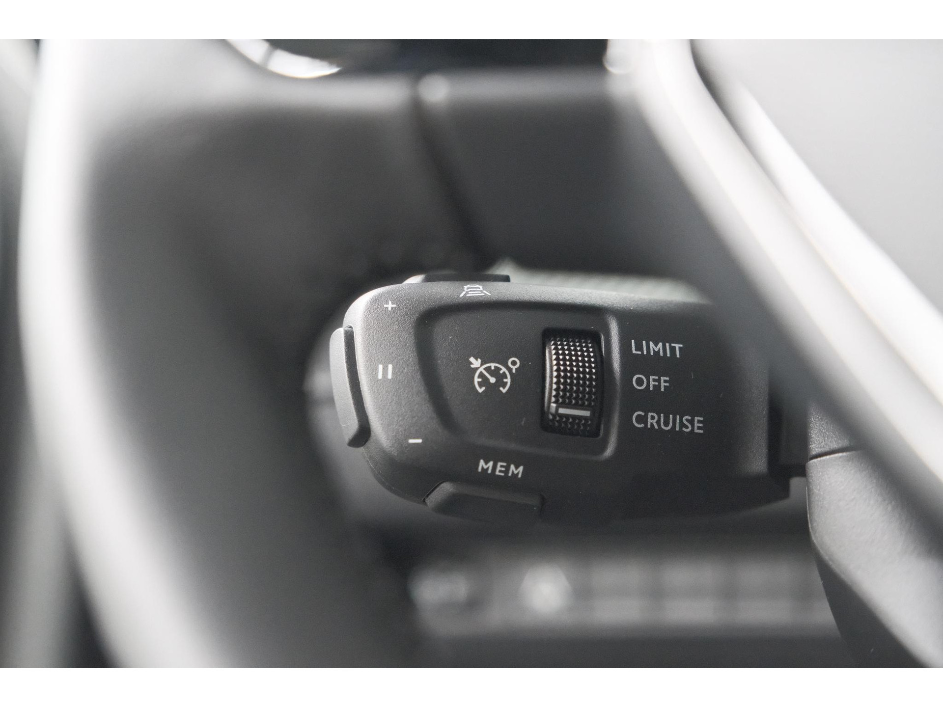 Peugeot 2008 Hybrid 136 e-DCS6 Allure | 360 Camera | Adaptieve Cruise Control | Dodehoekdetectie | Apple Carplay