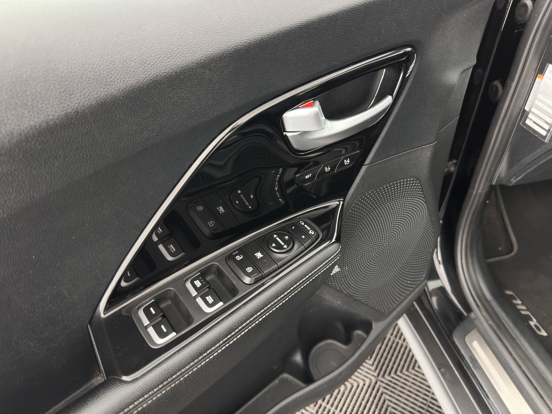 Kia e-Niro ExecutiveLine 64 kWh [ 3-Fase ] {SOH-100%} (INCL-BTW) Aut. *PANO | LEATHER | JBL-AUDIO | FULL-LED | NAVI-FULLMAP | DAB | ADAPTIVE-CRUISE | CAMERA | MEMORY-PACK | LANE-ASSIST | CCS-FASTLOADER | KEYLESS | DIGI-COCKPIT | 17"ALU*