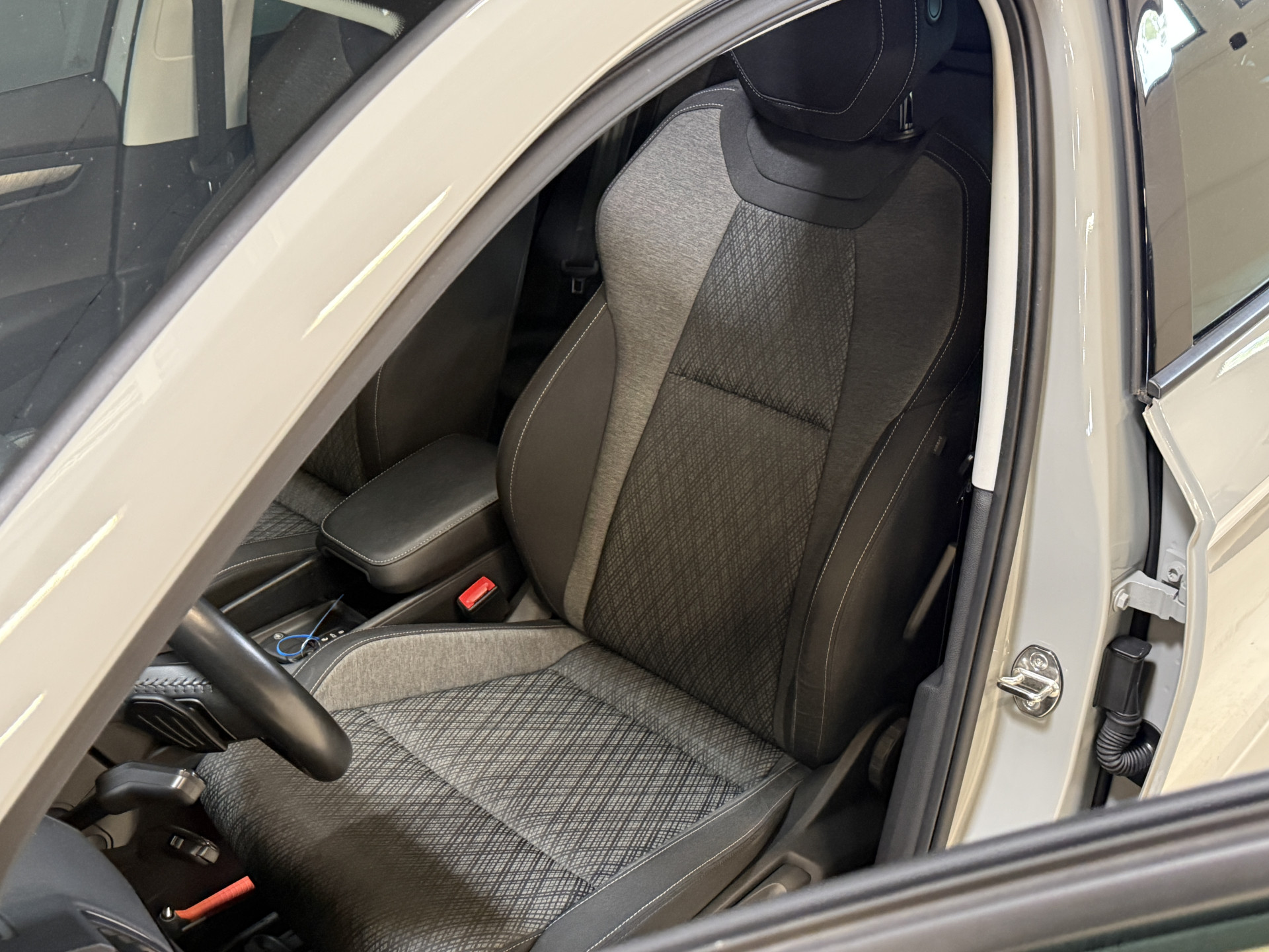 ŠKODA Karoq 1.5 TSI ACT Business Edition Plus | Panoramadak | Camera | Adaptive cruise | Stoelverwarming | Full LED | NL auto | Dealer onderhouden