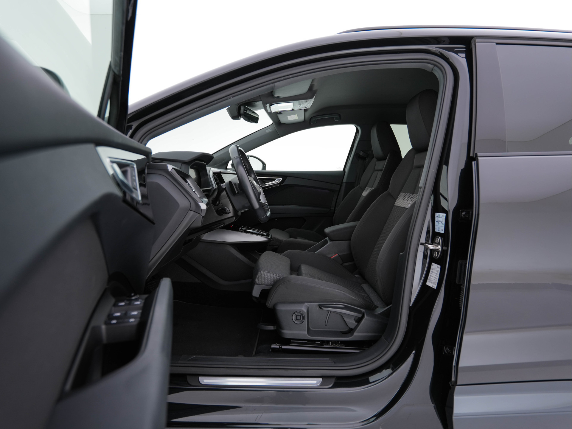 Audi Q4 e-tron 40 Launch edition Advanced Plus 77 kWh (3-Fase-11 kW) {SOH-93%} (INCL-BTW) *HEATPUMP | ADAPT-CRUISE | MATRIX-LED | NAVI-FULLMAP | KEYLESS | CAMERA | DIGI-COCKPIT | DAB | AMBIENT-LIGHT | HEATED-SPORTSEATS | SHIFT-PADDLES | PRIVACY-GLASS | 19