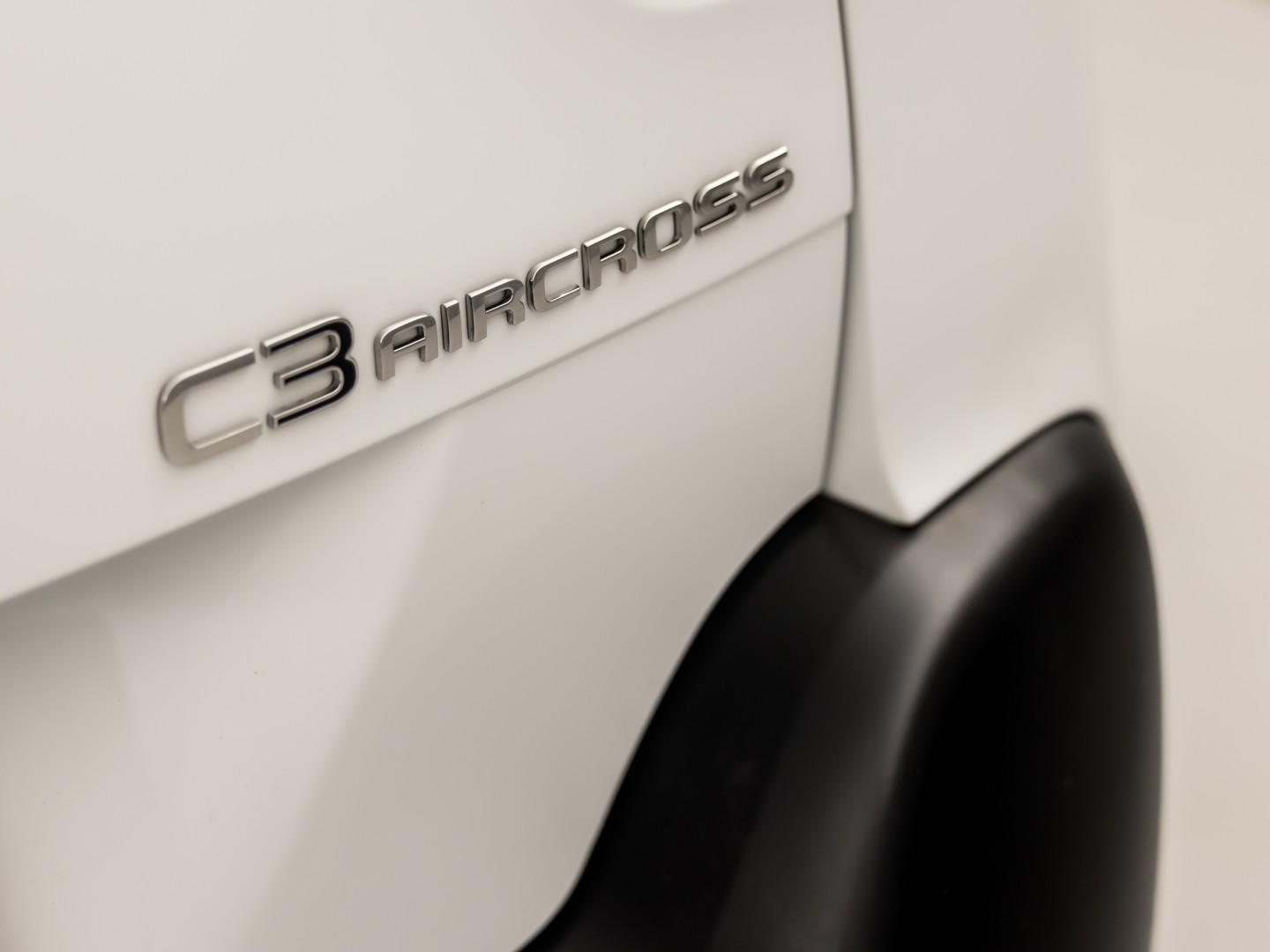 Citroën C3 Aircross 1.2 PureTech S&S Sport (APPLE CARPLAY, GROOT NAVI, LM VELGEN, TREKHAAK, GETINT GLAS, SPORTSTOELEN, CRUISE, NIEUWE APK, NIEUWSTAAT)