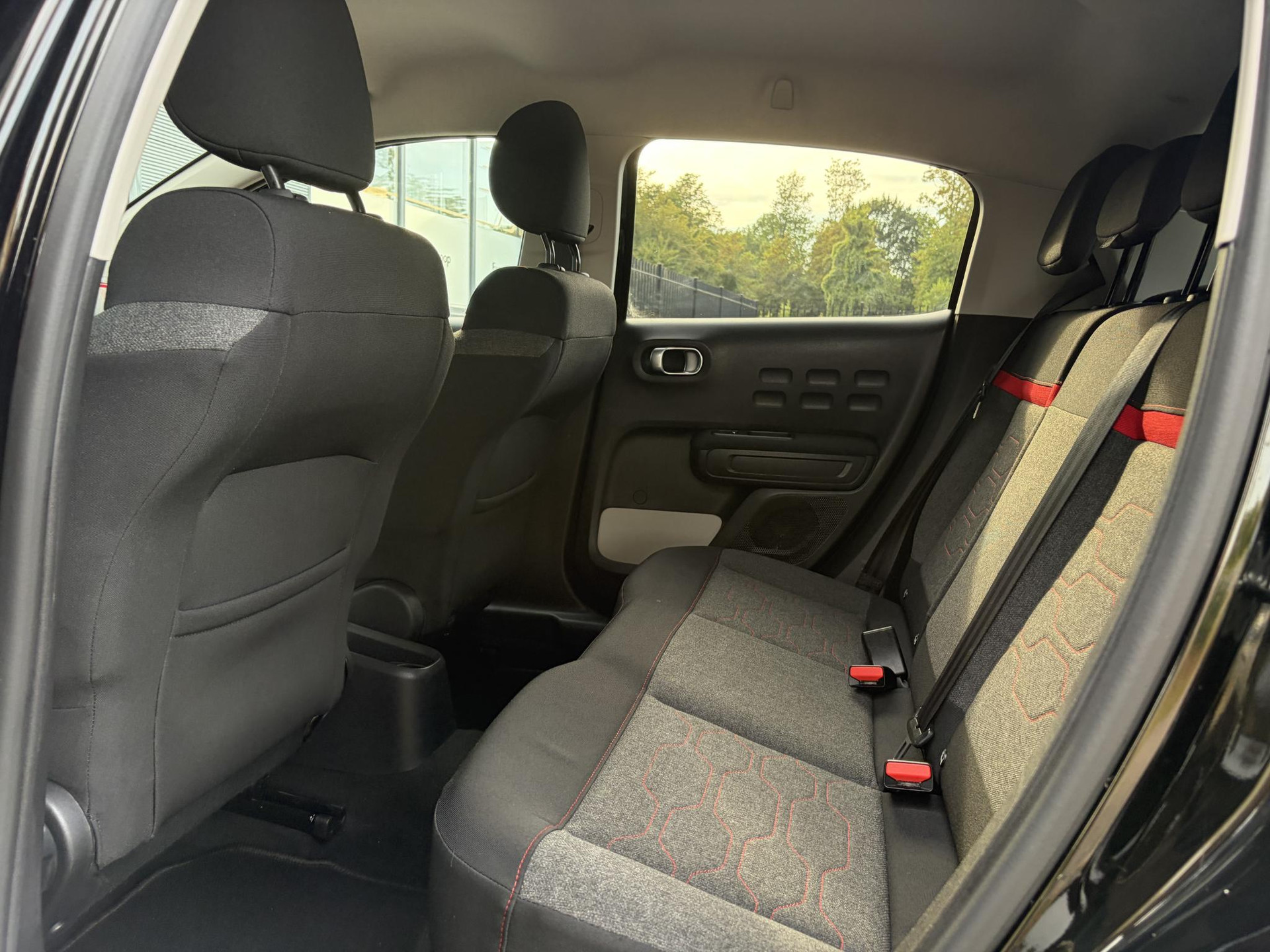 Citroen C3 1.2 PureTech Shine ✓2e Eigenaar✓Camera✓Carplay✓Navi✓Trekhaak✓Pdc✓Clima✓Cruise✓17''Lm velgen✓Rijstrooksensor✓N.A.P✓Apk tot 04-2027