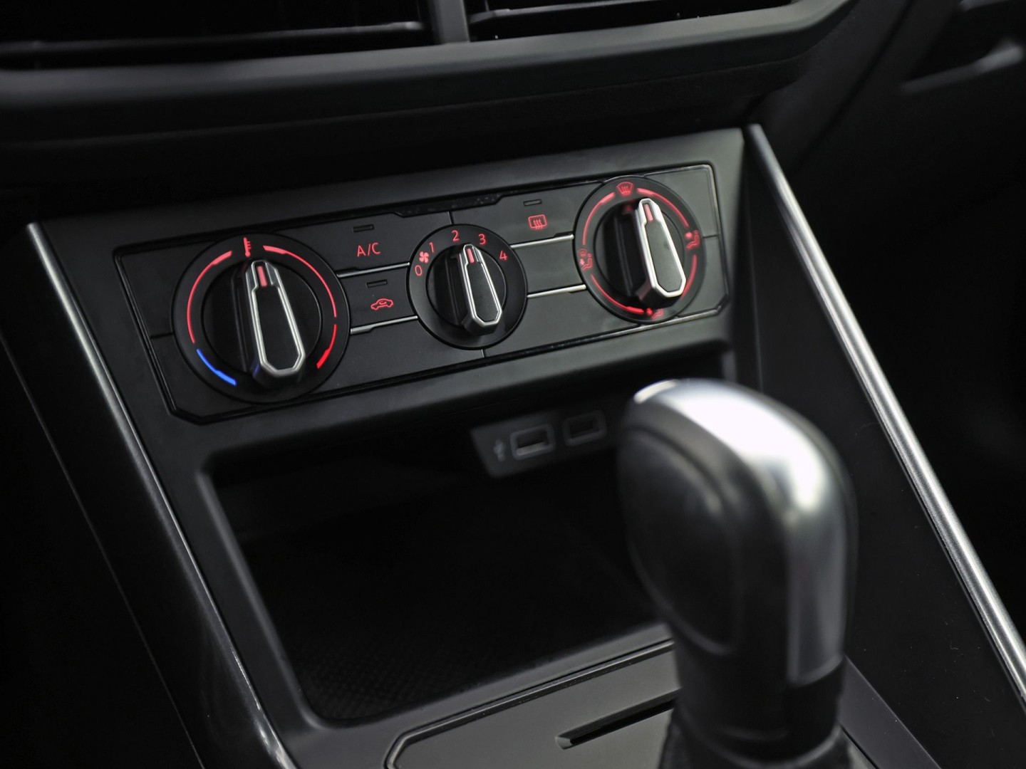 Volkswagen Polo 1.0 TSI Sport Automaat (VIRTUAL COCKPIT, ZWART HEMEL, GROOT NAVI, TREKHAAK, LEDER, SPORTSTOELEN, GETINT GLAS, LM VELGEN, ADAPTIVE CRUISE, NIEUWSTAAT)