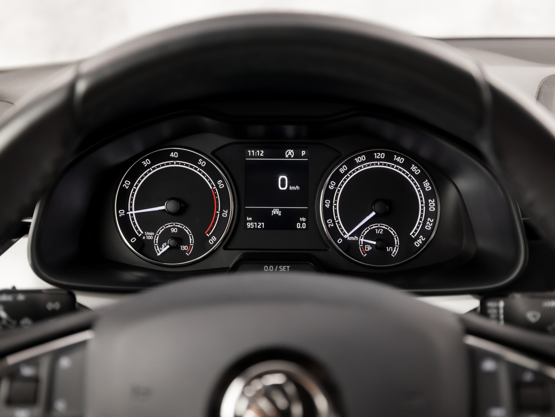 Škoda Kamiq 1.0 TSI Ambition Sport Automaat (APPLE CARPLAY, GROOT NAVI, CLIMATE, GETINT GLAS, STOELVERWARMING, SPORTSTOELEN, PARKEERSENSOREN, GETINT GLAS, NIEUWSTAAT)