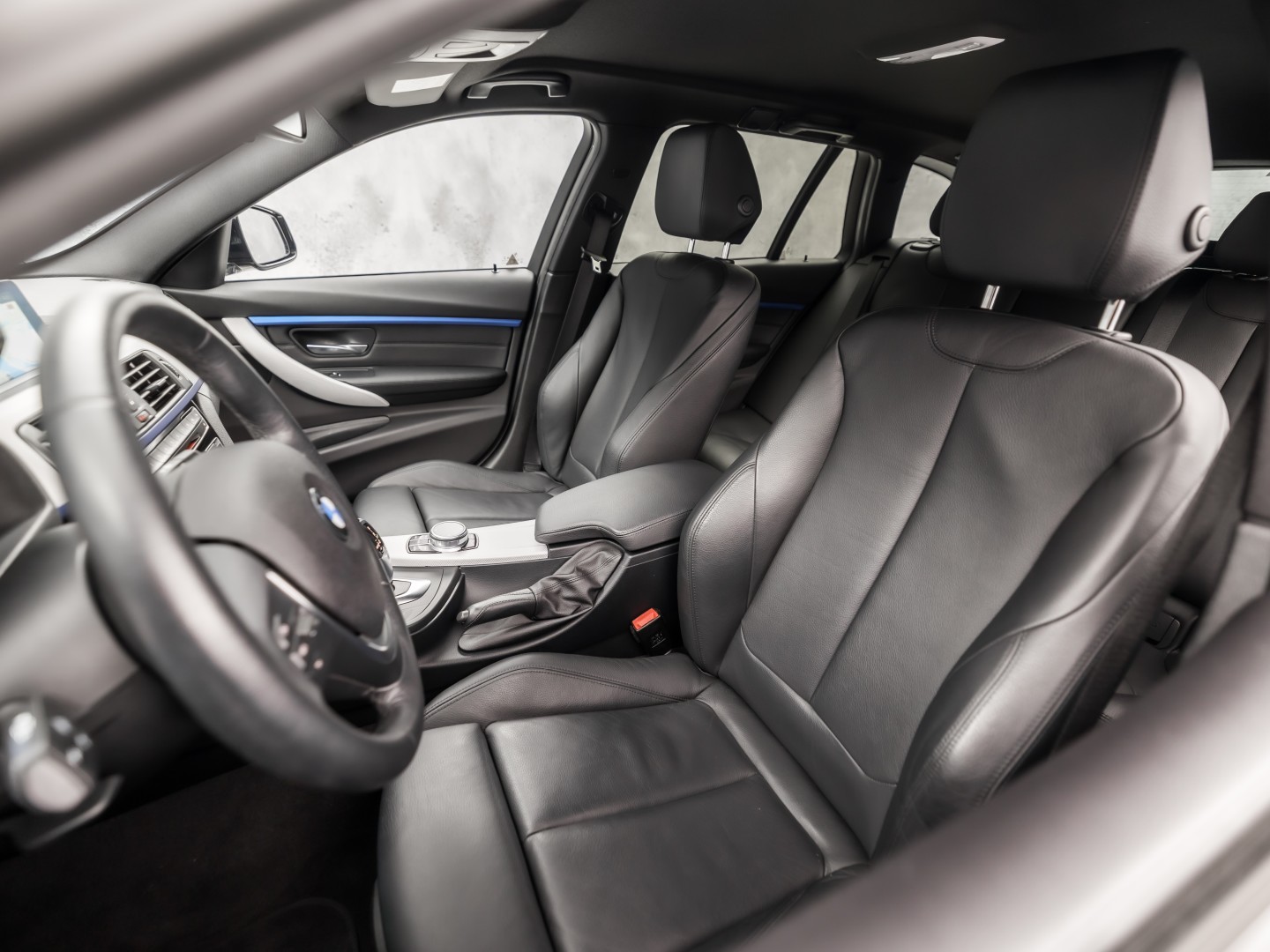 BMW 3 Serie 320i M Sport High Executive 184Pk Automaat (GROOT NAVI, DEALER ONDERHOUDEN, CLIMATE, LEDER, STOELVERWARMING, SPORTSTOELEN, PARKEERSENSOREN, GETINT GLAS, NIEUWSTAAT)