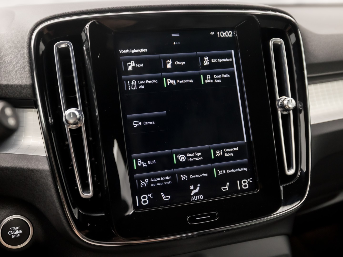 Volvo XC40 1.5 T4 Recharge Inscription 211Pk Automaat (APPLE CARPLAY, STUUR/STOELVERWARMING, MEMORY SEATS, CAMERA, STOELVERWARMING ACHTER, KEYLESS, GETINT GLAS, ELEK ACHTERKLEP, ZWART HEMEL, NIEUWSTAAT)