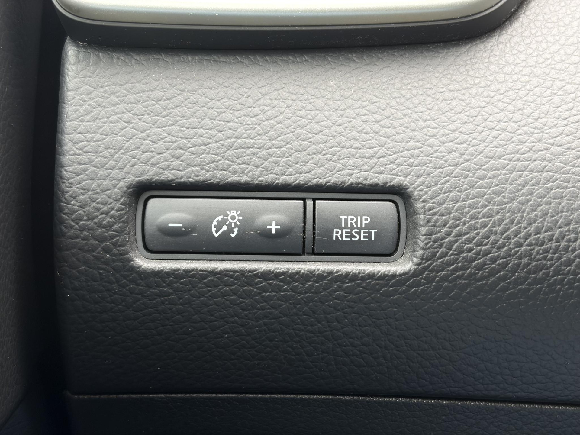 Nissan Qashqai 1.2 N-Connecta ✓Net beurt gehad✓360° Camera✓Navi✓Trekhaak✓Pano✓Pdc V+A✓Keyless✓18'Lm velgen✓Clima✓Cruise✓Rijstrooksensor✓116pk✓6 Bak✓N.A.P✓Apk tot 10-2027