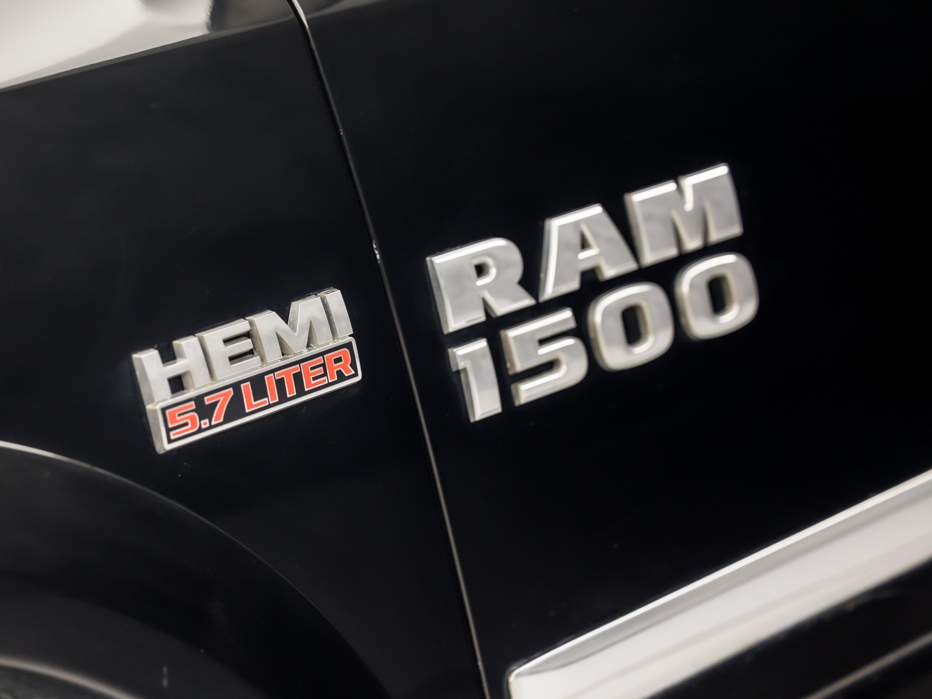 Dodge Ram 5.7 V8 4x4 Quad Cab 6'4 402Pk Automaat (MARGE, SCHUIFDAK, LUCHTVERING, STOELKOELING/VERWARMING, NAVIGATIE, CAMERA, LEDER, MEMORY SEATS, TREEPLANKEN, TREKHAAK, KEYLESS, GETINT GLAS, NIEUWE APK, NIEUWSTAAT)