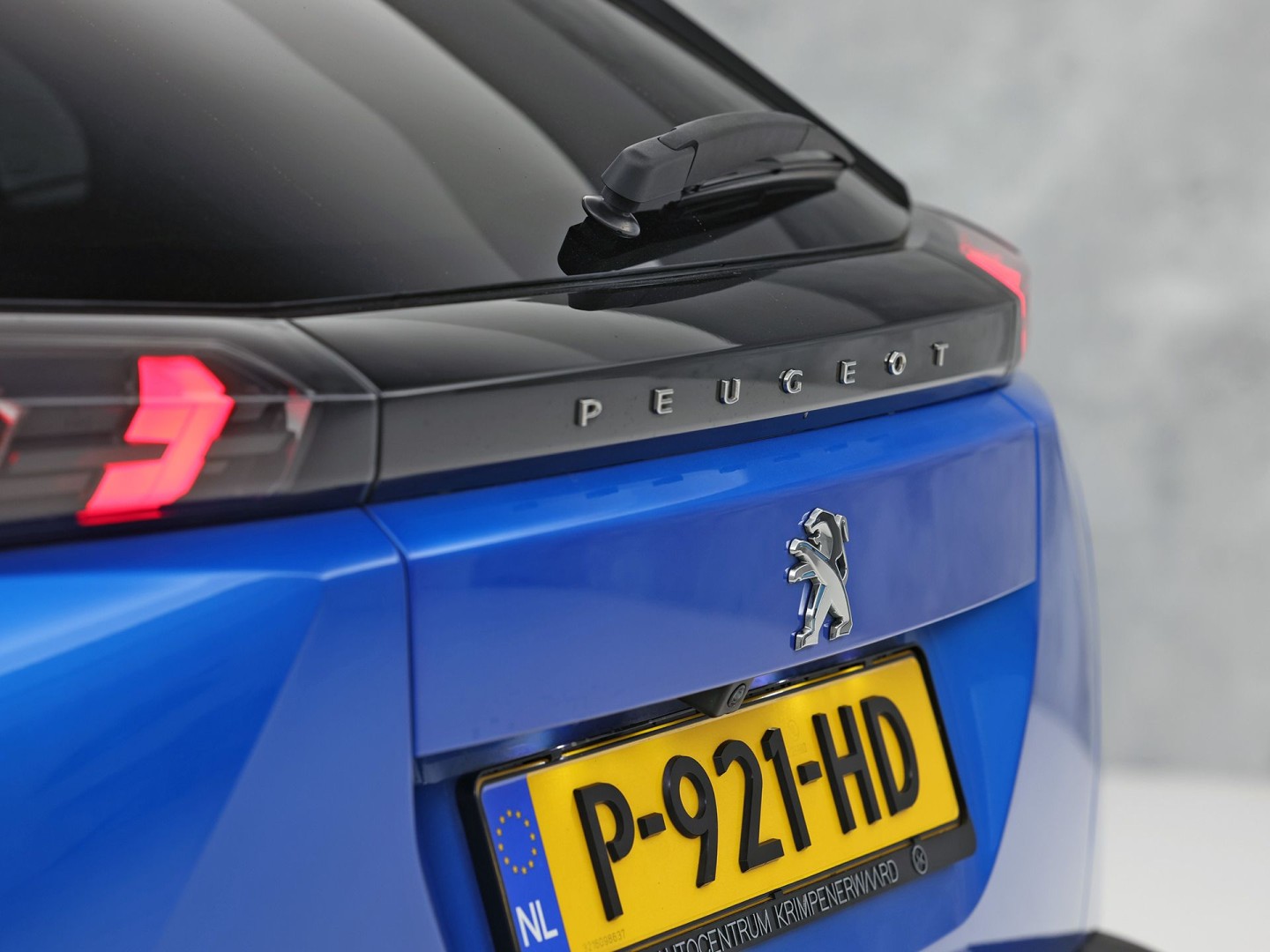 Peugeot e-2008 EV Blue Sport Allure 50 kWh Automaat (SOH 91,2%, APPLE CARPLAY, GROOT NAVI, 360 CAMERA, SPORTSTOELEN, GETINT GLAS, KEYLESS, NIEUWSTAAT)
