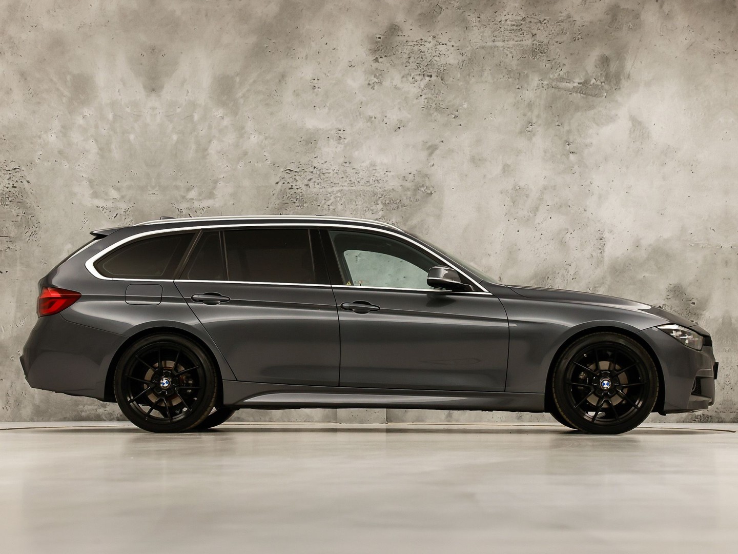 BMW 3 Serie 318i M Sport Automaat (PANORAMADAK, M PAKKET, GROOT NAVI, COGNAC LEDER, STOELVERWARMING, SPORTSTOELEN, VIRTUAL COCKPIT, PARKEERSENSOREN, GETINT GLAS, NIEUWSTAAT)