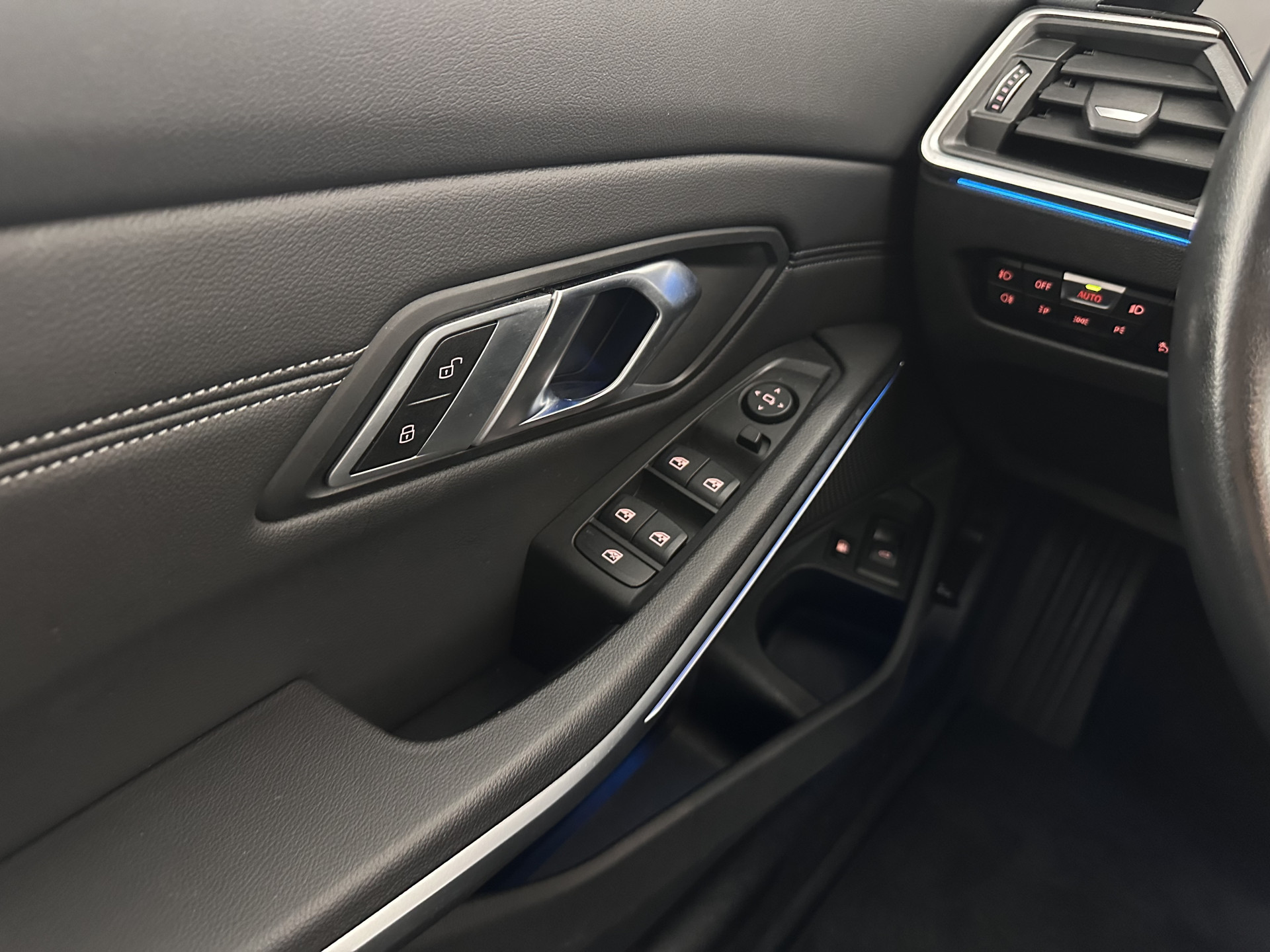 BMW 3-serie Touring 320e Business Edition Plus [Plug-In] (INCL-BTW) Aut. *LEATHER | FULL-LED | HEATED-SPORTSEATS | DIGI-COCKPIT | HIFI-SOUND | NAVI-FULLMAP | PRIVACYGLASS | PDC | AMBIENTLIGHT | DAB | KEYLESS | TOWBAR | 17"ALU* *