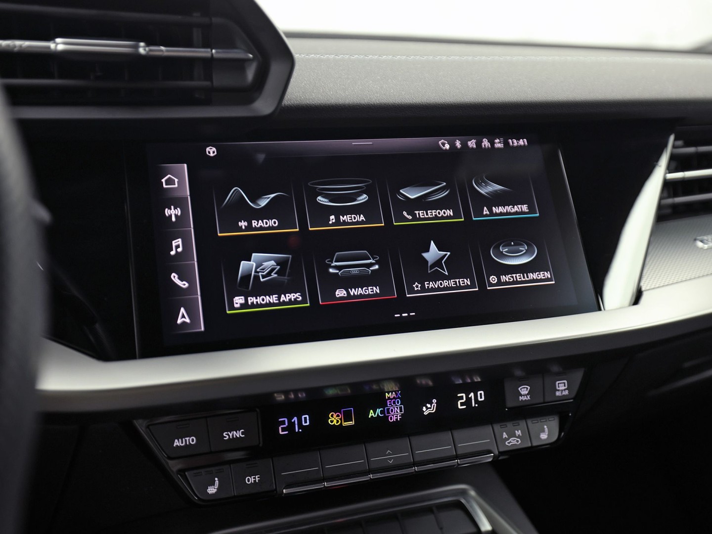 Audi A3 Sportback 30 TFSI S-Line Automaat (2X S-LINE, APPLE CARPLAY, STOELVERWARMING, PLAT S-LINE SPORTSTUUR, GETINT GLAS, SPORTSTOELEN, PARKEERSENSOREN, NIEUWSTAAT)