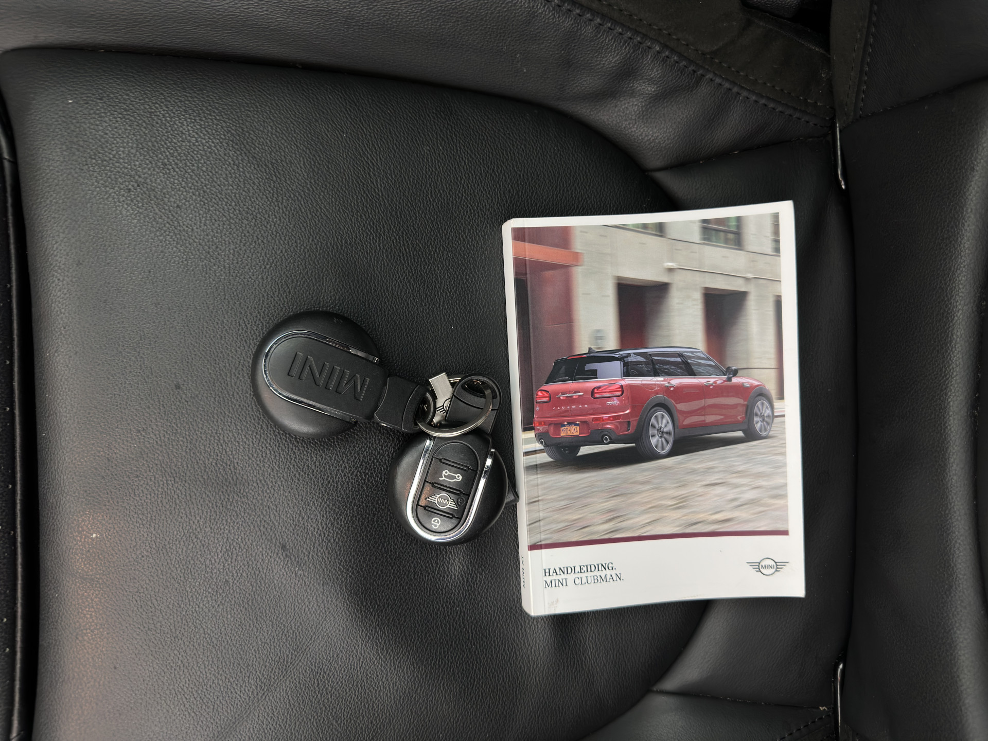 MINI Mini Clubman 2.0 Cooper S ALL4  Premier Plus JCW (INCL-BTW) Aut * PANO | LEATHER | FULL-LED | HEATED-SPORTSEATS | DIGI-COCKPIT | AMBIENT-LIGHT | PRIVACY-GLASS | HEAD-UP | PDC | CAMERA | DAB  | KEYLESS | TOWBAR | 18"ALU*