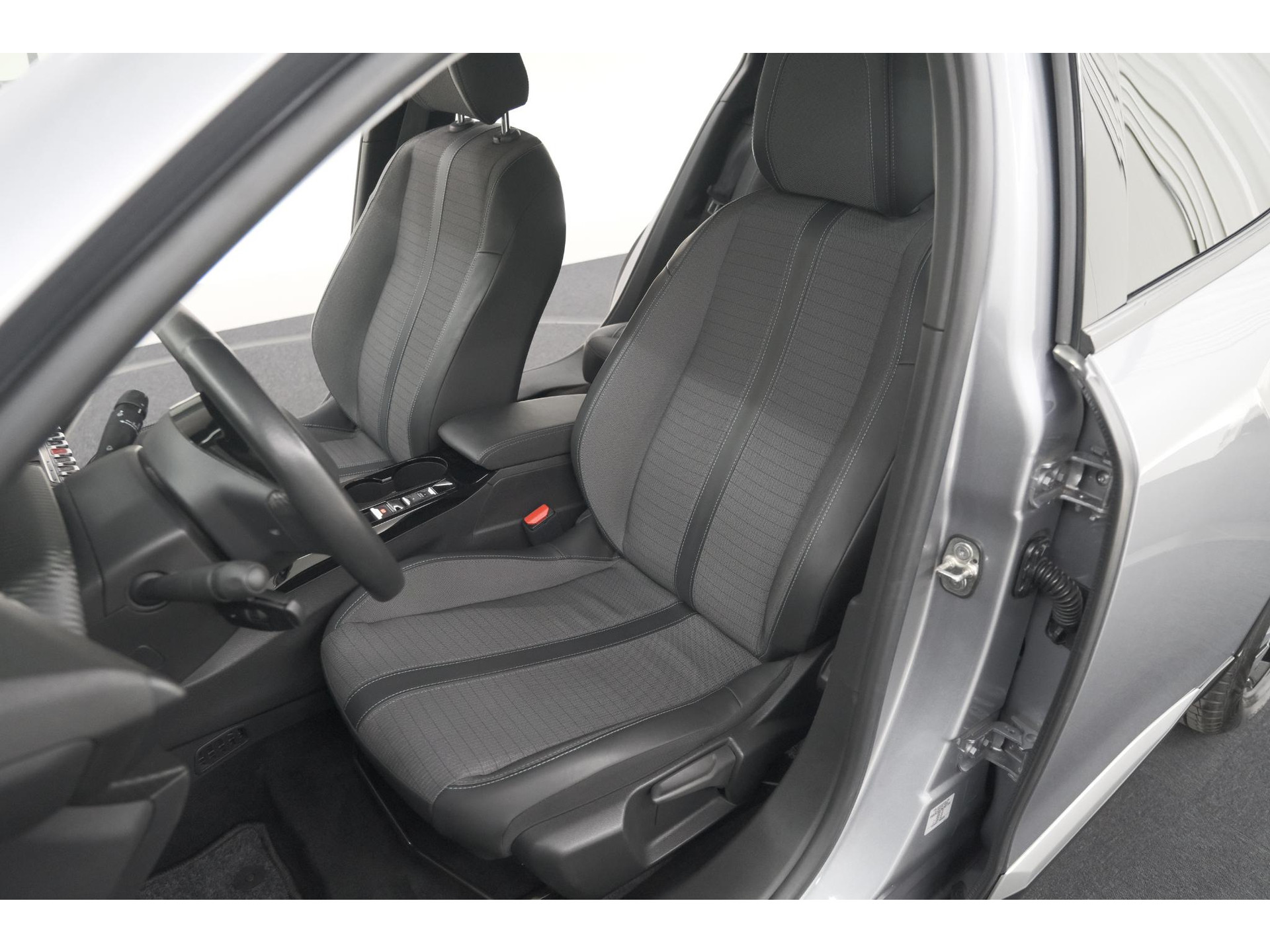 Peugeot e-2008 EV Allure 50 kWh | SOH=96.7 % | 3 Fase Laadfunctie | Camera | Navigatie | Parkeersensoren | Apple Carplay