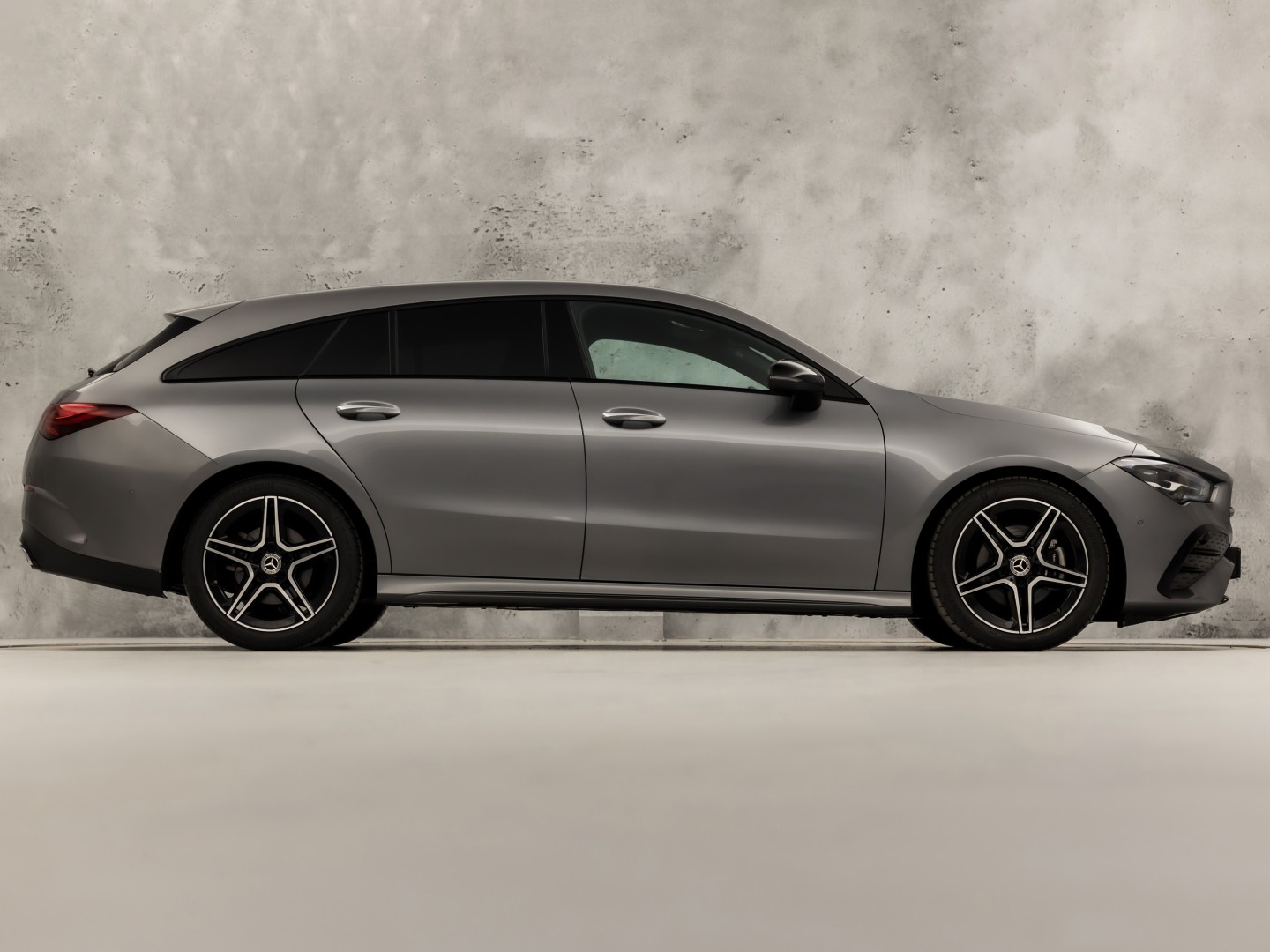 Mercedes-Benz CLA-Klasse 180 AMG Sport Automaat (GROOT NAVI, LOGISCH NAP, CAMERA, LEDER, SPORTSTOELEN, GETINT GLAS, STOELVERWARMING, ELEK ACHTERKLEP, NIEUWSTAAT)