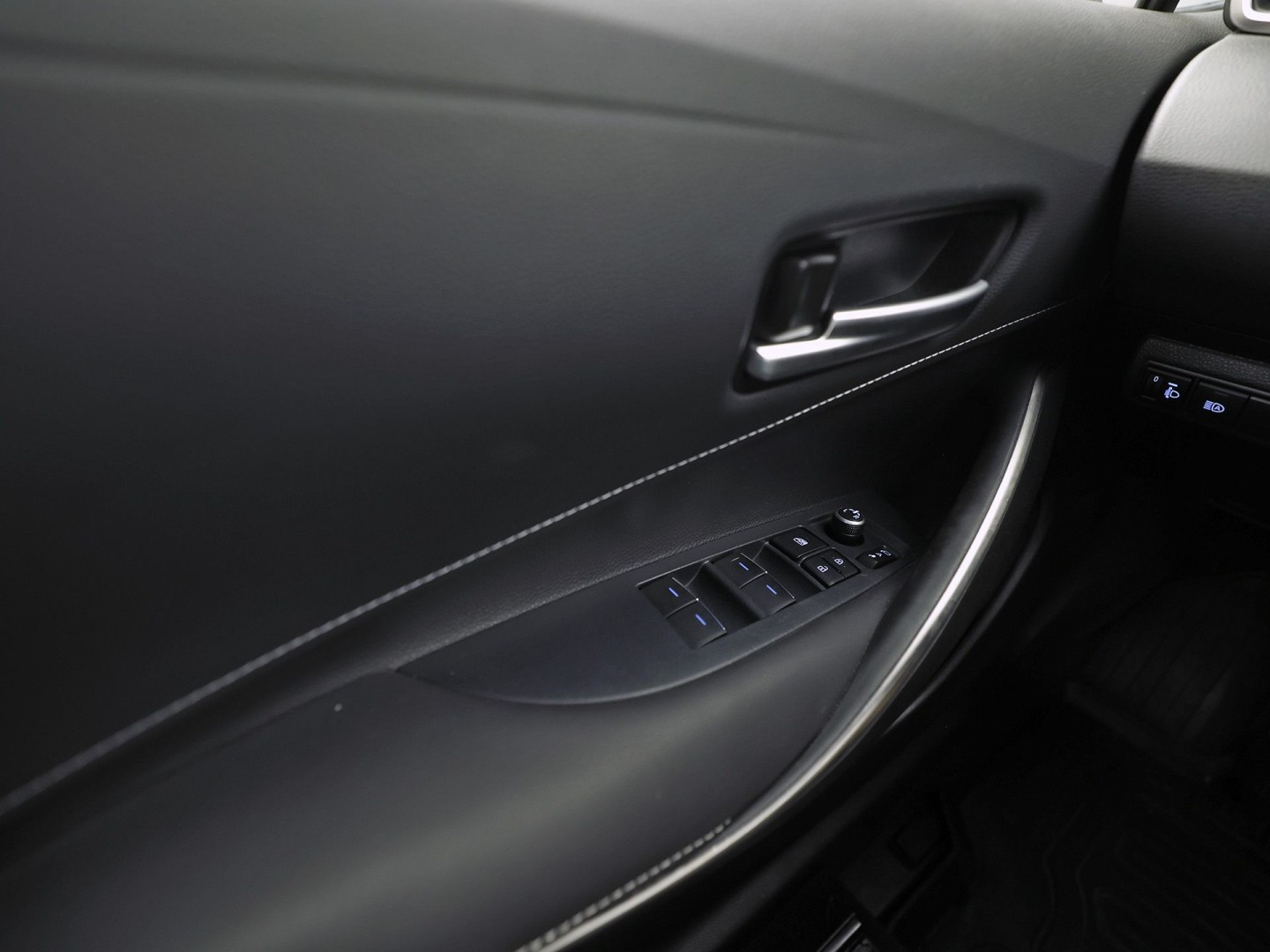 Toyota Corolla 1.8 Hybrid Sport Automaat (VIRTUAL COCKPIT, APPLE CARPLAY, CAMERA, STUUR/STOELVERWARMING, SPORTSTOELEN, ADAPTIVE CRUISE, ZWART HEMEL, NIEUWE APK, NIEUWSTAAT)