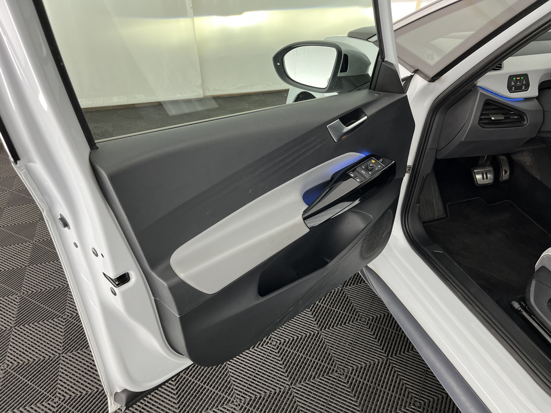 Volkswagen ID.3 First Max 58 kWh [ 3-Fase-11kW ] {SOH-89%} (INCL-BTW) *HEATPUMP | PANO | HEAD-UP | ADAPTIVE-CRUISE | IQ-LIGHTS | BLINDSPOT | CAMERA | KEYLESS | MICROFIBRE | AMBIENTLIGHT | NAVI-FULLMAP | DAB+ | ECC | HEATED-SPORTSEATS | DIGI-COCKPIT |