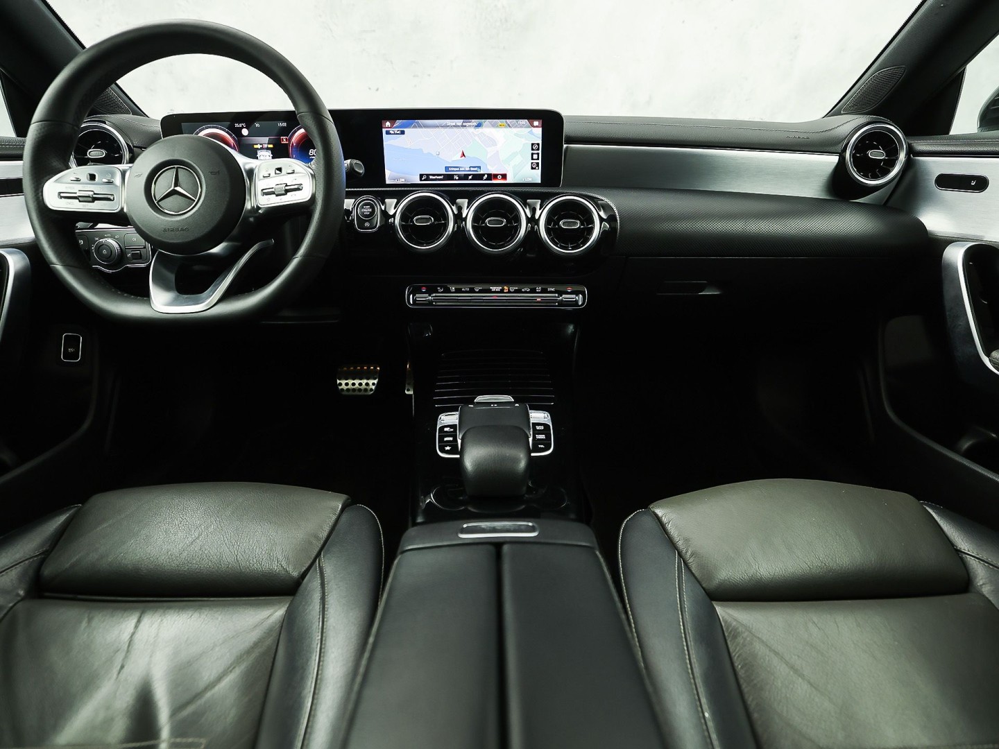 Mercedes-Benz CLA-Klasse 200 AMG Sport 163Pk Automaat (PANORAMADAK, GROOT NAVI, LEDER, CAMERA, SPORTSTOELEN, GETINT GLAS, STOELVERWARMING, NIEUWSTAAT)