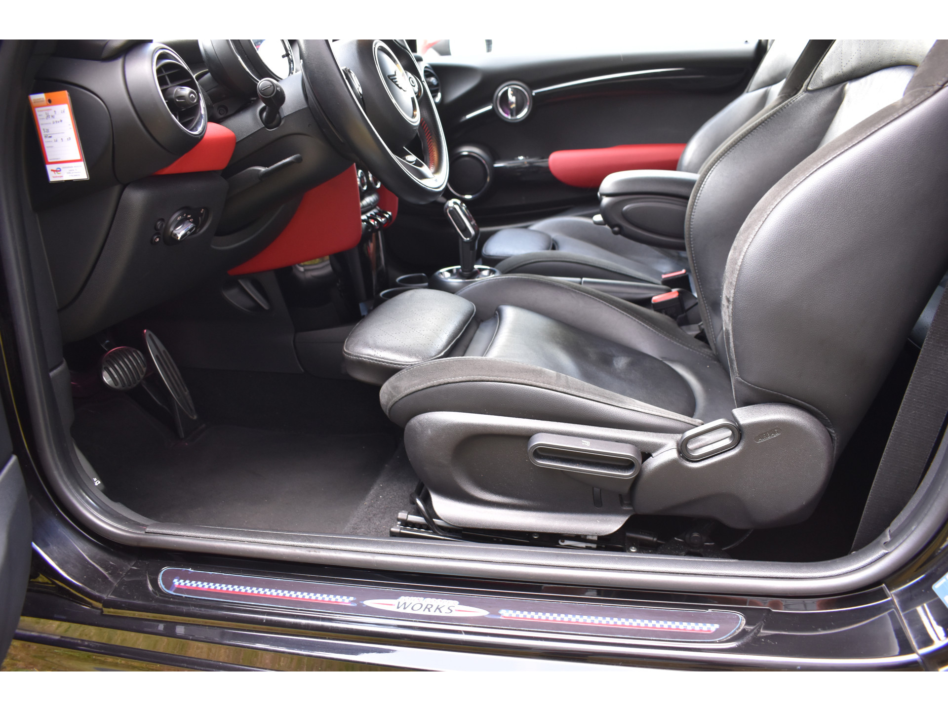 MINI 3-Deurs 2.0 John Cooper Works Chili 232pk Leer Navi Automaat
