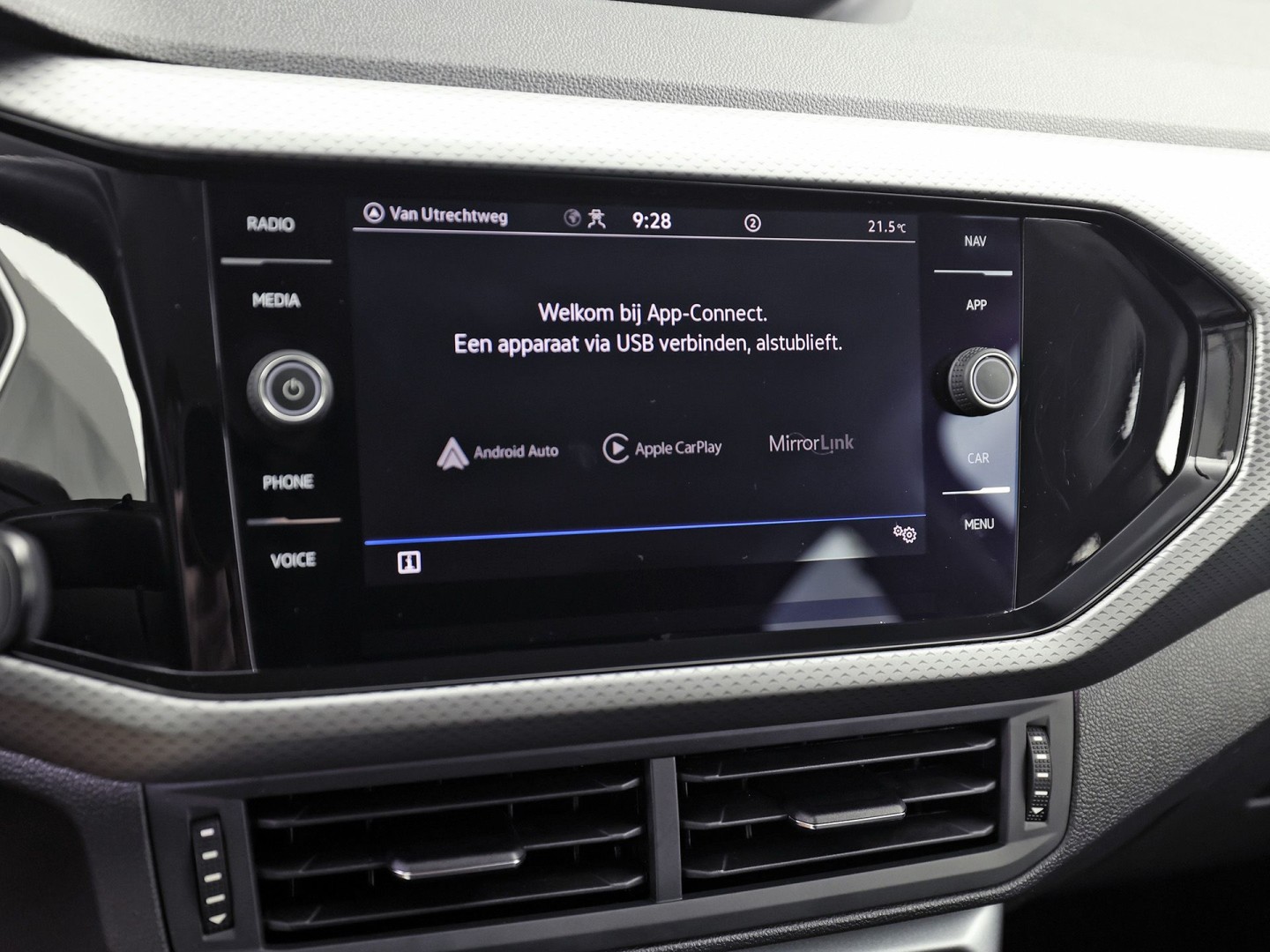 Volkswagen T-Cross 1.0 TSI Life Sport (APPLE CARPLAY, GROOT NAVI, CLIMATE, STOELVERWARMING, SPORTSTOELEN, GETINT GLAS, CRUISE, NIEUWSTAAT)