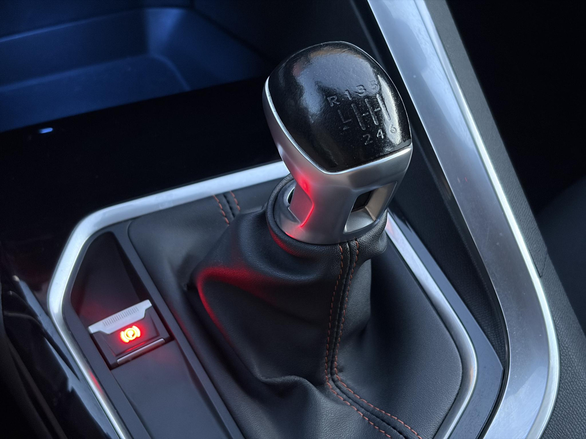 Peugeot 3008 1.2 PureTech Active ✓D-riem vv in 2023✓360° Camera✓Carplay✓Navi✓131pk✓Clima✓Cruise✓Trekhaak✓Dealer Onderhouden✓Bj 11-2019✓Lm velgen✓6 Bak✓Pdc✓N.A.P✓Apk tot 06-2027