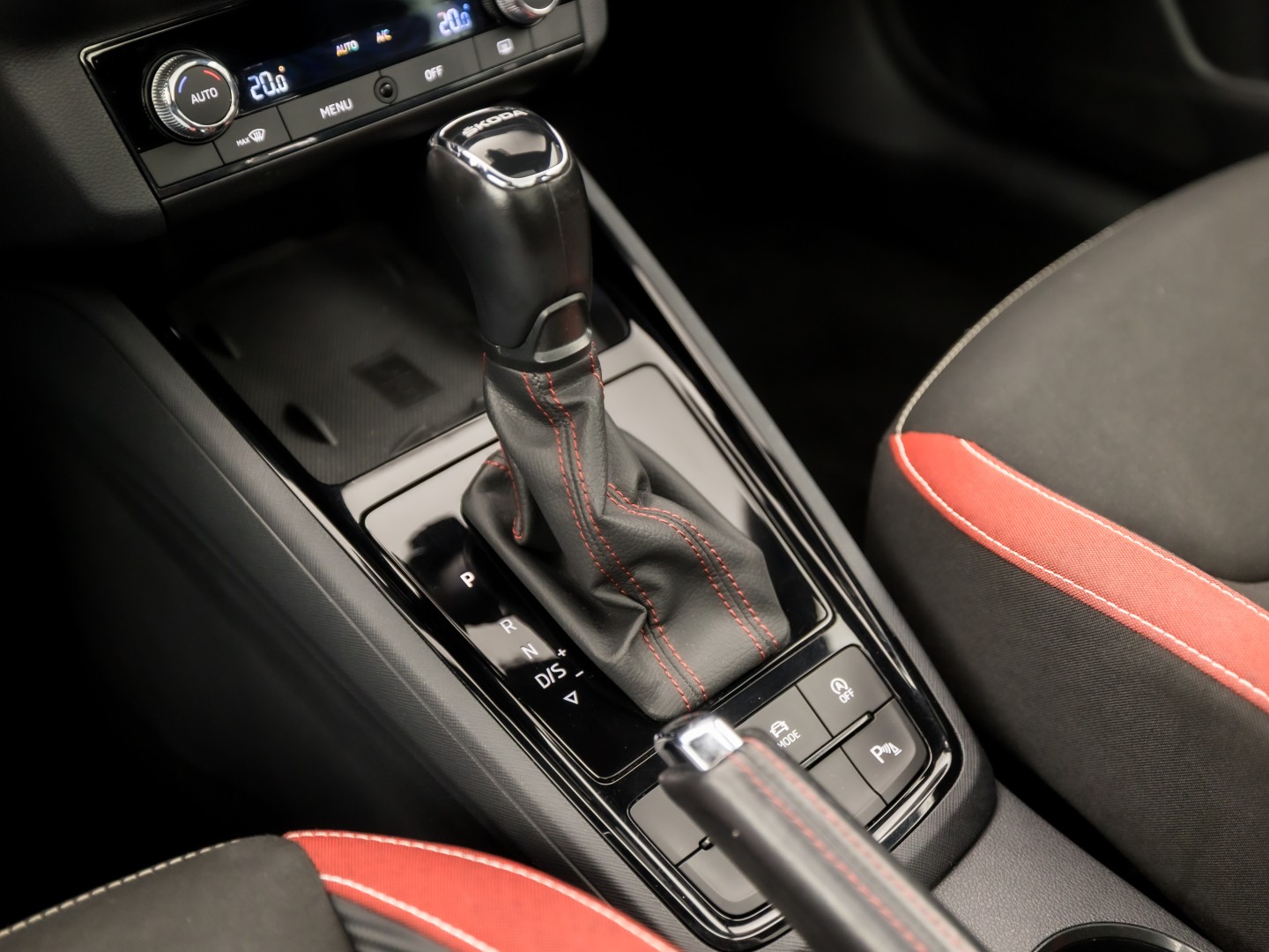 Škoda Kamiq 1.0 TSI Monte Carlo Automaat (PANORAMADAK, VIRTUAL COCKPIT, KUIPSTOELEN, APPLE CARPLAY, CAMERA, GETINT GLAS, ADAPTIVE CRUISE, KEYLESS, NIEUWSTAAT)