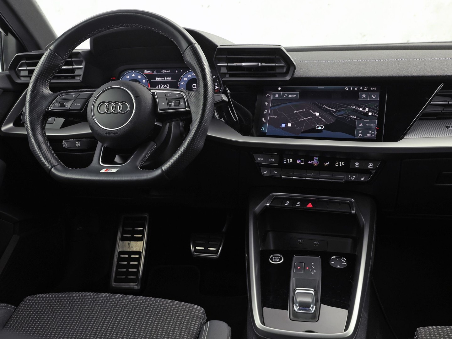Audi A3 Sportback 30 TFSI S-Line Automaat (2X S-LINE, APPLE CARPLAY, STOELVERWARMING, PLAT S-LINE SPORTSTUUR, GETINT GLAS, SPORTSTOELEN, PARKEERSENSOREN, NIEUWSTAAT)