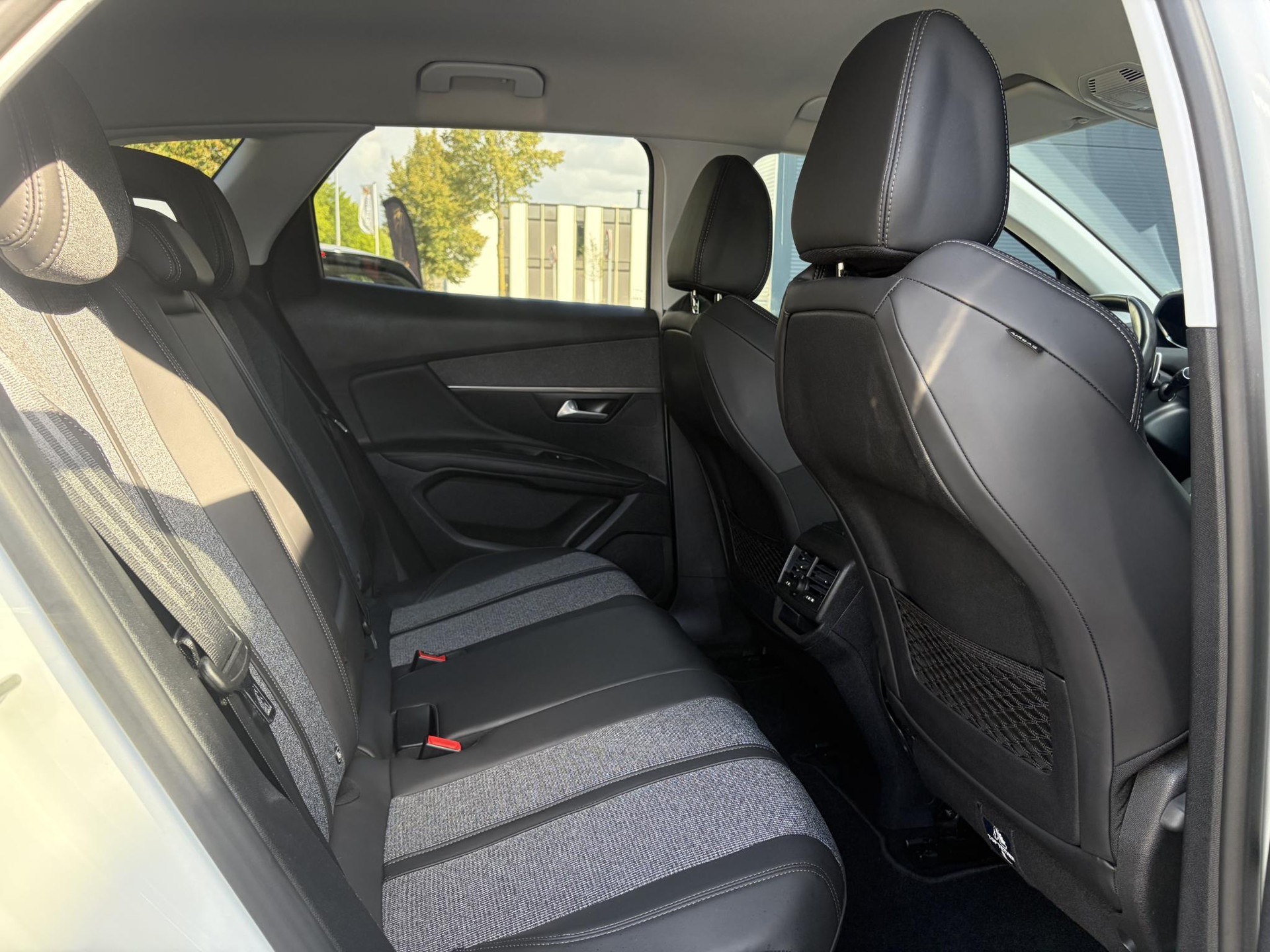 Peugeot 3008 1.2 PureTech Allure ✓1e Eigenaar✓D-riem vv 2024✓360° Camera✓Navi✓Trekhaak✓Carplay✓131pk✓Dealer Onderhouden✓Keyless✓Memory stoelen✓Halfleder✓Pdc V+A✓Stoelverw✓Dodehoeksensor✓17''Lm velgen✓N.A.P✓Apk tot 03-2027