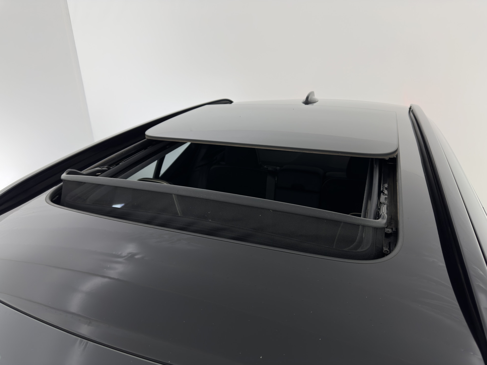 Volvo XC40 Recharge P8 AWD R-Design [ 3-Fase ] {SOH-89%} (INCL-BTW) *PANO | LEATHER-MICROFIBRE | DIGI-COCKPIT | FULL-LED | NAVI-FULLMAP | ECC | CARPLAY | PDC | KEYLESS | HEATED-SPORTSEATS | BLIS | PRIVACY-GLASS | 20"ALU*