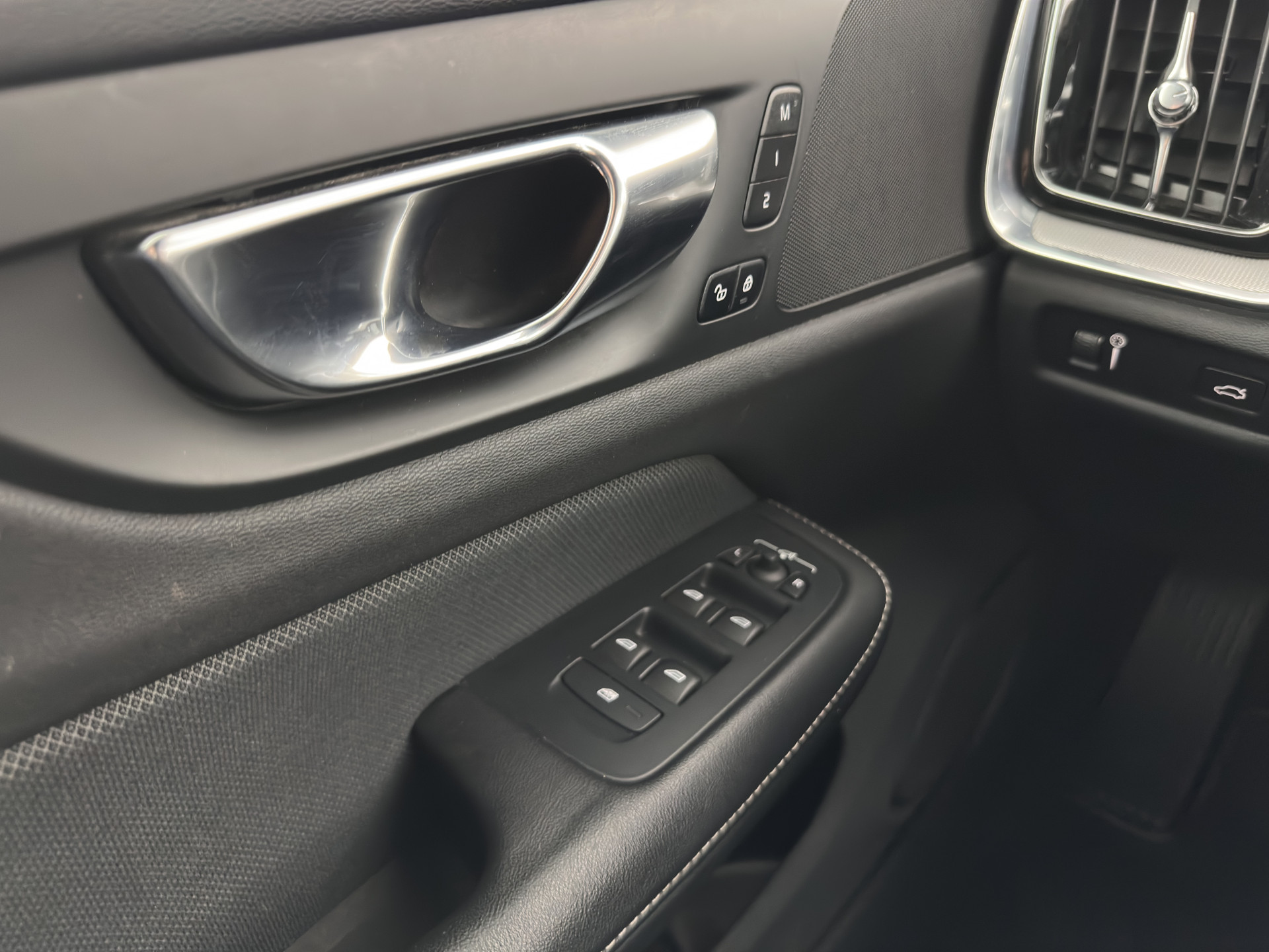 Volvo V60 2.0 B3 R-Design (INCL-BTW) *LEATHER-FABRIC | DIGI-COCKPIT | FULL-LED | MEMORY-PACK | HEATED-SPORTSEATS | LANE-ASSIST | NAVI-FULLMAP | CAMERA | DAB+ | PRIVACY-GLASS | ECC | PDC | TOWBAR | 19''ALU*