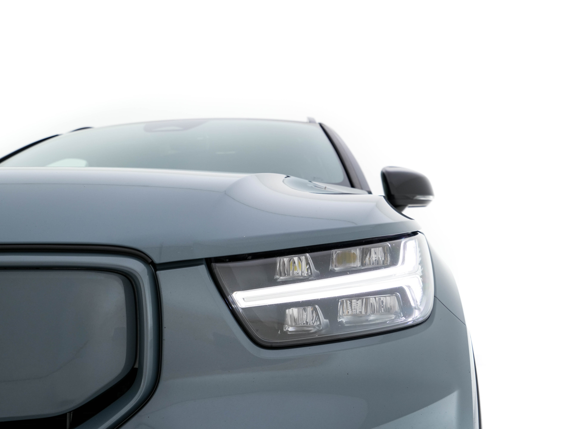 Volvo XC40 Recharge P8 AWD R-Design [ 3-Fase ] {SOH-89%} (INCL-BTW) *LEATHER-ALCANTARA | DIGI-COCKPIT | FULL-LED | PREMIUM-AUDIO | TOP-VIEW | CARPLAY | NAVI-FULLMAP | ECC | PDC | KEYLESS | HEATED-SPORTSEATS | BLIS | PRIVACY-GLASS | TOWBAR | 19 "ALU