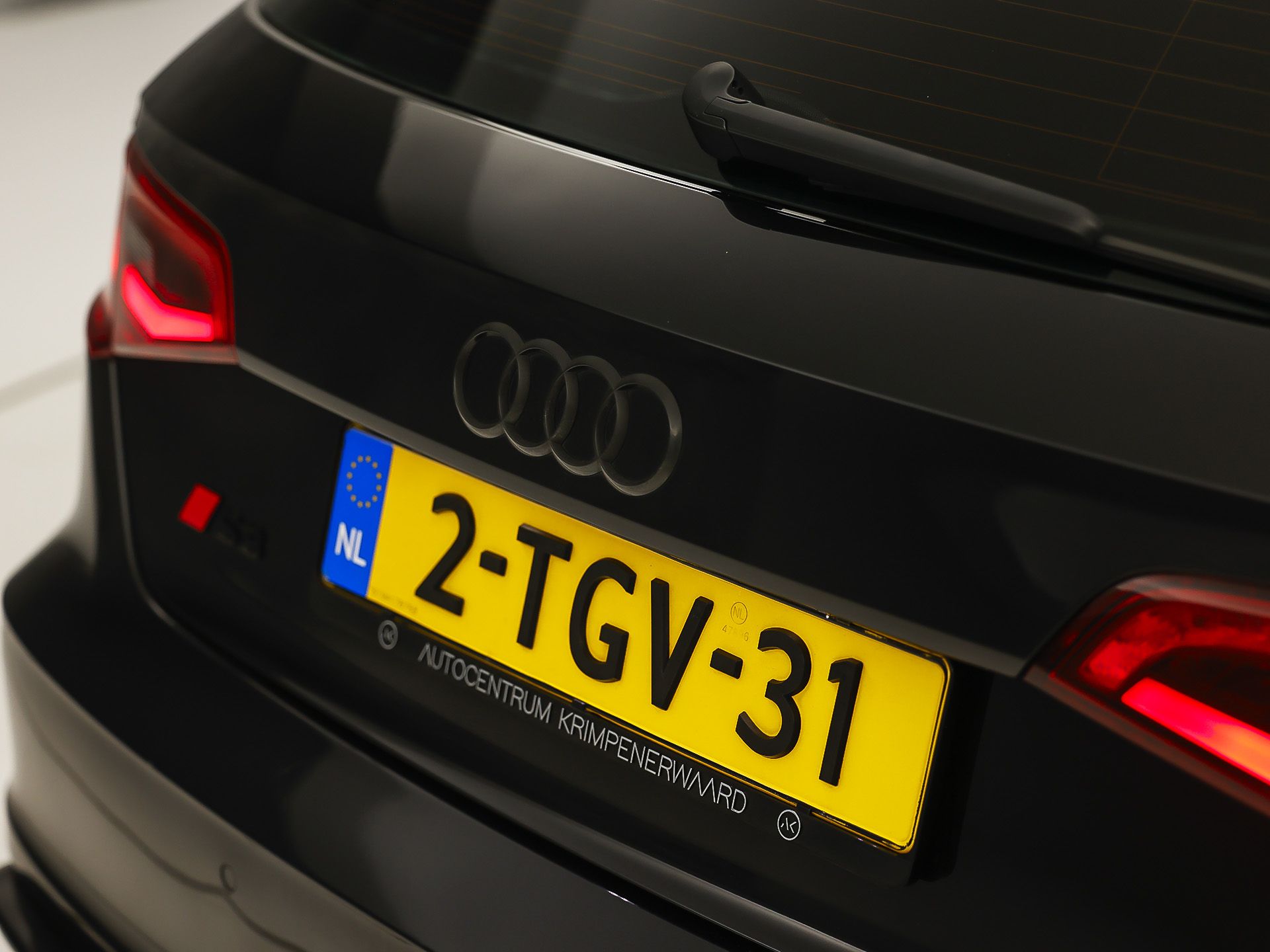 Audi S3 Sportback 2.0 TFSI S3 quattro S-Line 300Pk Automaat (PANORAMADAK, BLACK PACK, BANG&OLUFSEN, ELEK SPORTSTOELEN, RODE GORDELS, GETINT GLAS, PARKEERSENSOREN, NIEUWSTAAT)