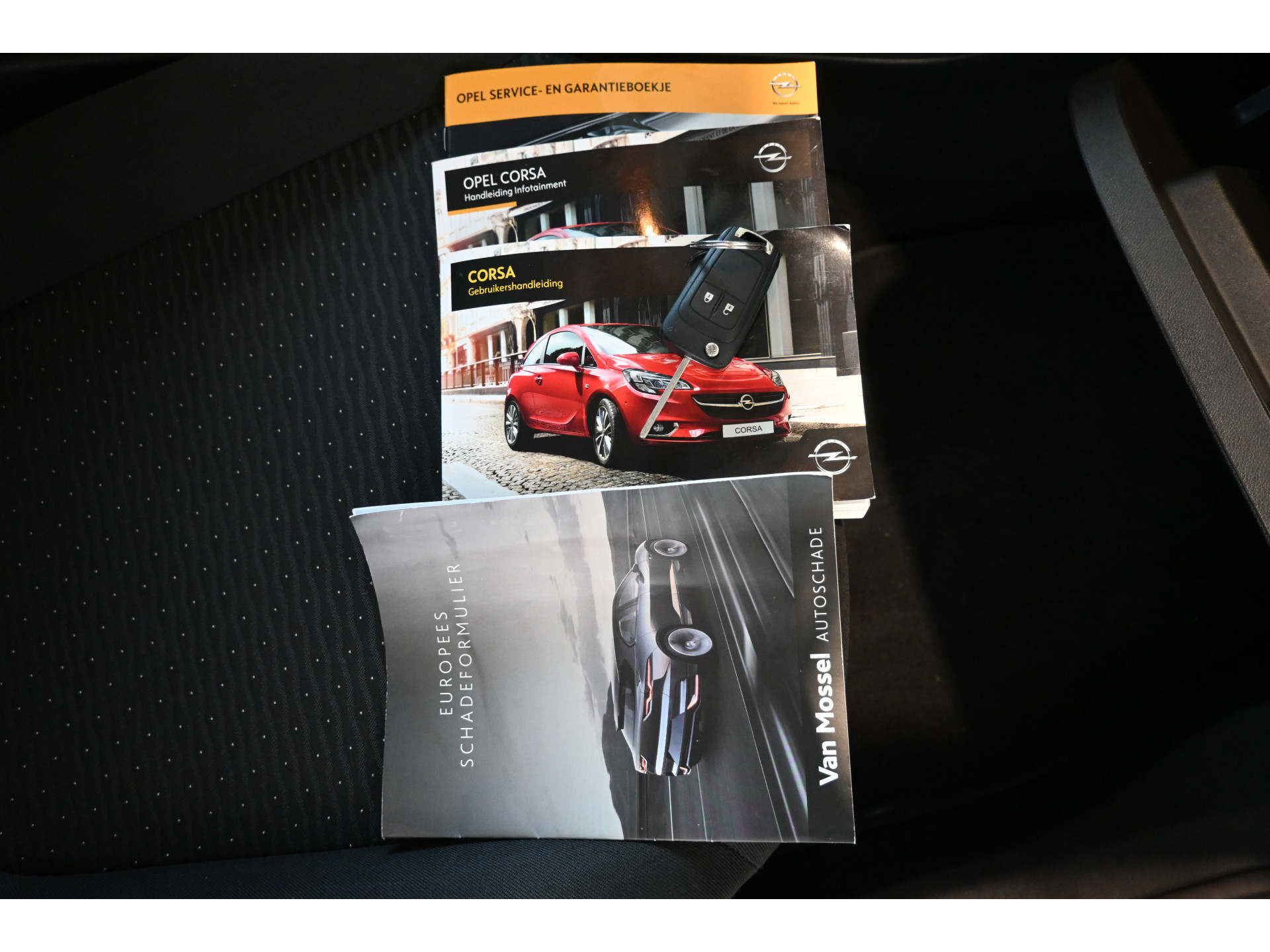 Opel Corsa 1.4 Edition Airco Cruise control Lichtmetaal Elektrisch Pakket Goed Onderhouden! Inruil Mogelijk!