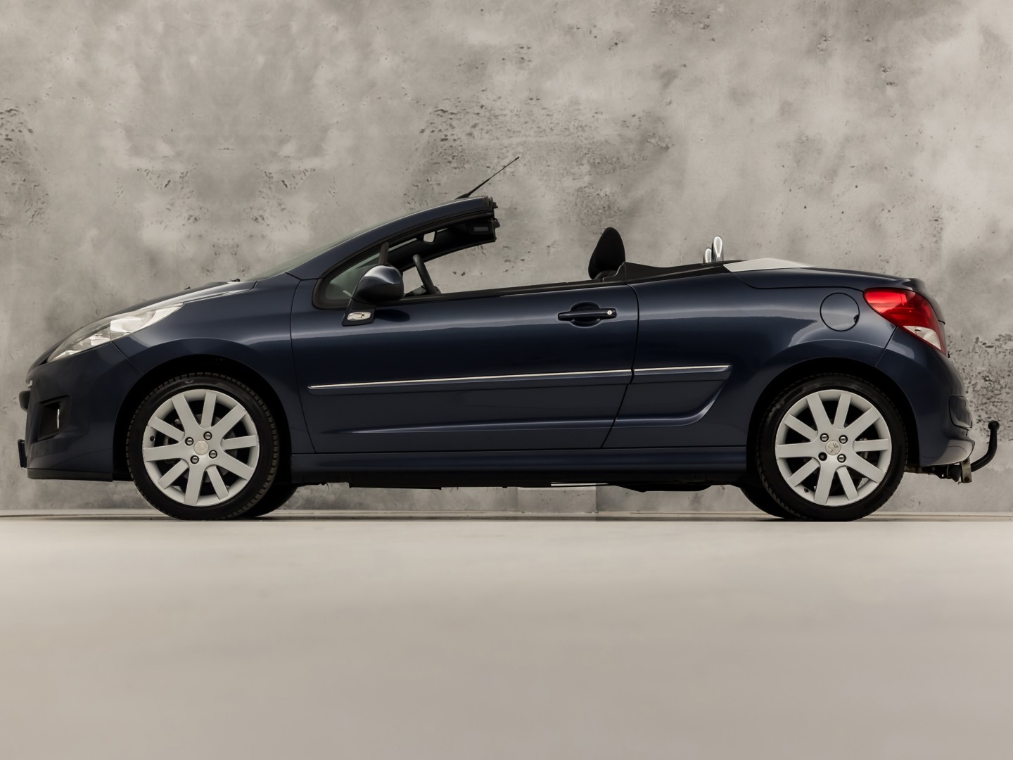 Peugeot 207 CC 1.6 VTi Sport (CLIMATE, TREKHAAK, CRUISE, SPORTSTOELEN, ELEKTRISCHE KAP, PARKEERSENSOREN, ELEK PAKKET, NIEUWSTAAT)