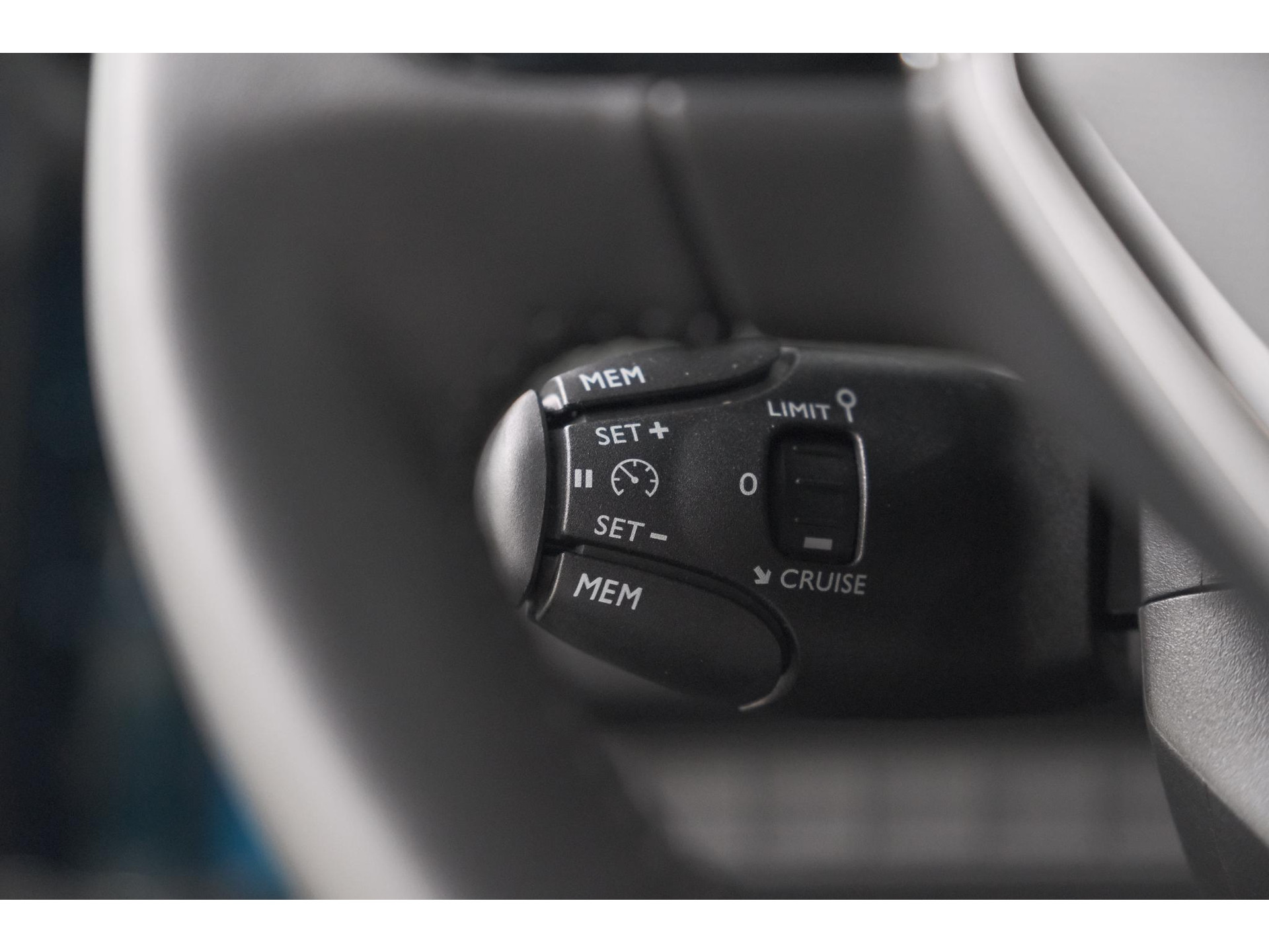 Peugeot 2008 Hybrid 136 e-DCS6 Style | Apple Carplay | Parkeersensoren | Climate control