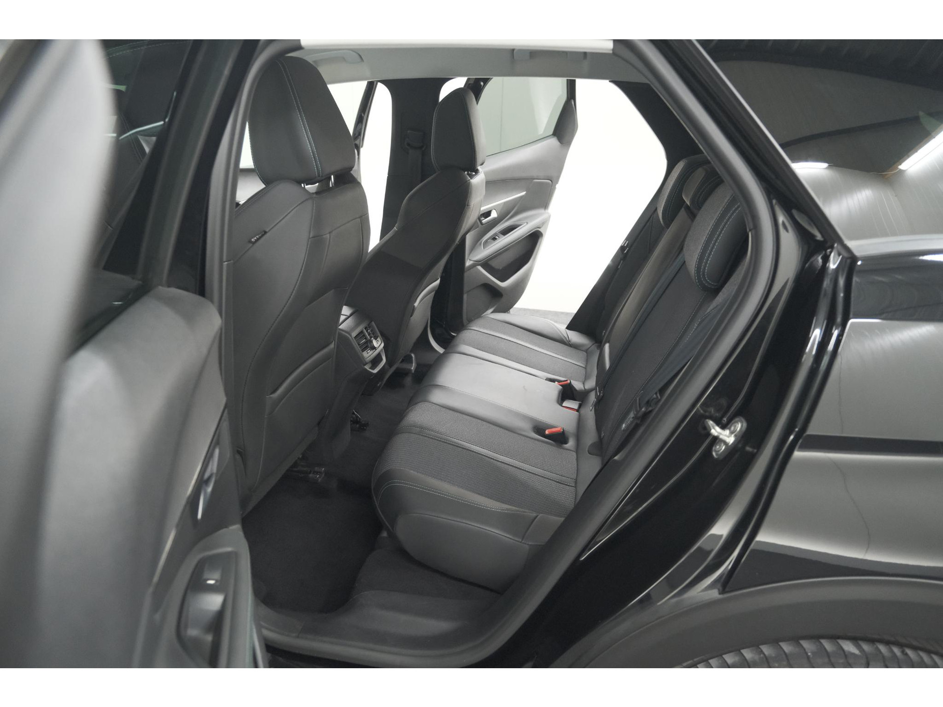 Peugeot 3008 PureTech 130 Allure | Trekhaak | Camera | Dodehoekdetectie | Navigatie